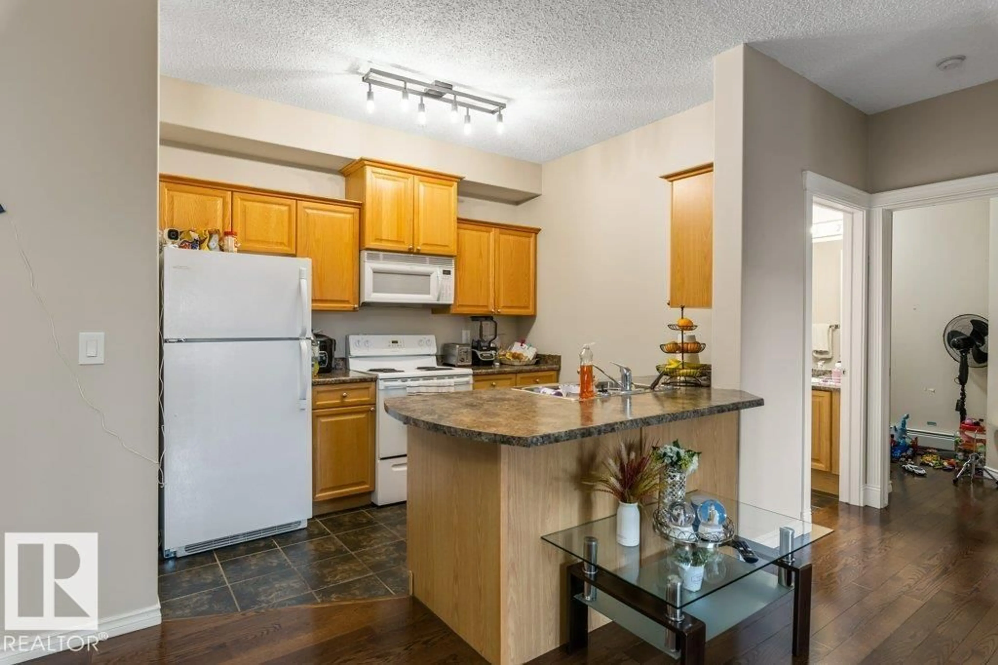 Standard kitchen, unknown for 135 - 16807 100 AV, Edmonton Alberta T5P4Z6