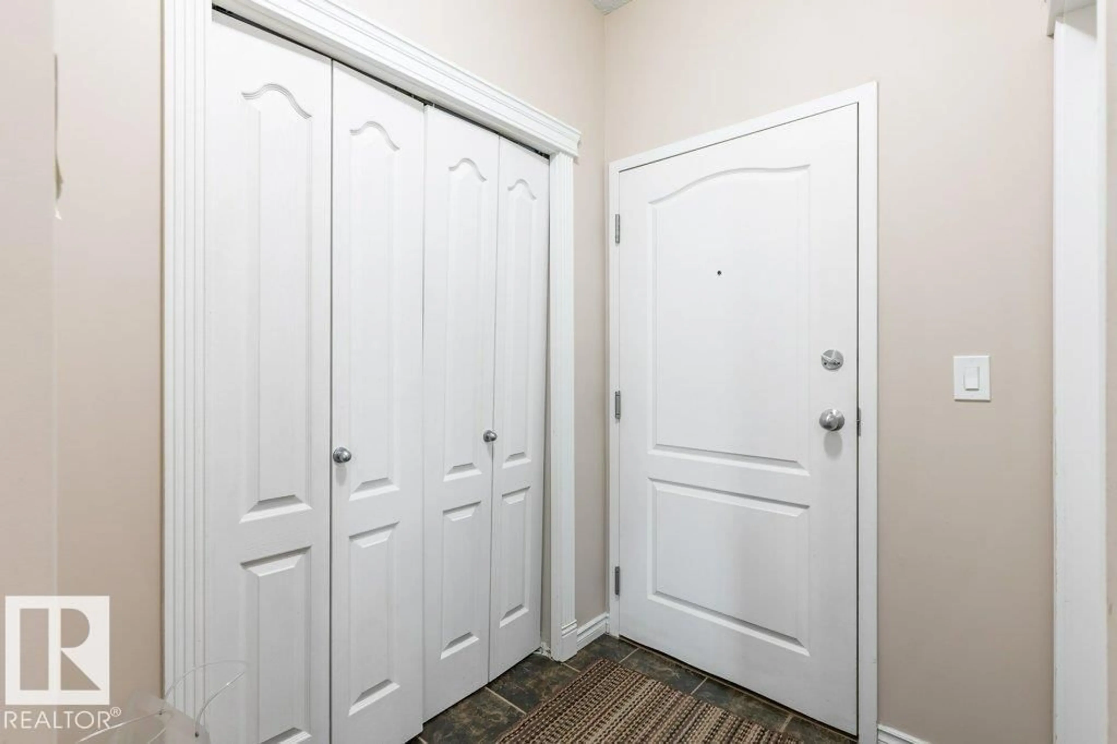 Indoor entryway for 135 - 16807 100 AV, Edmonton Alberta T5P4Z6