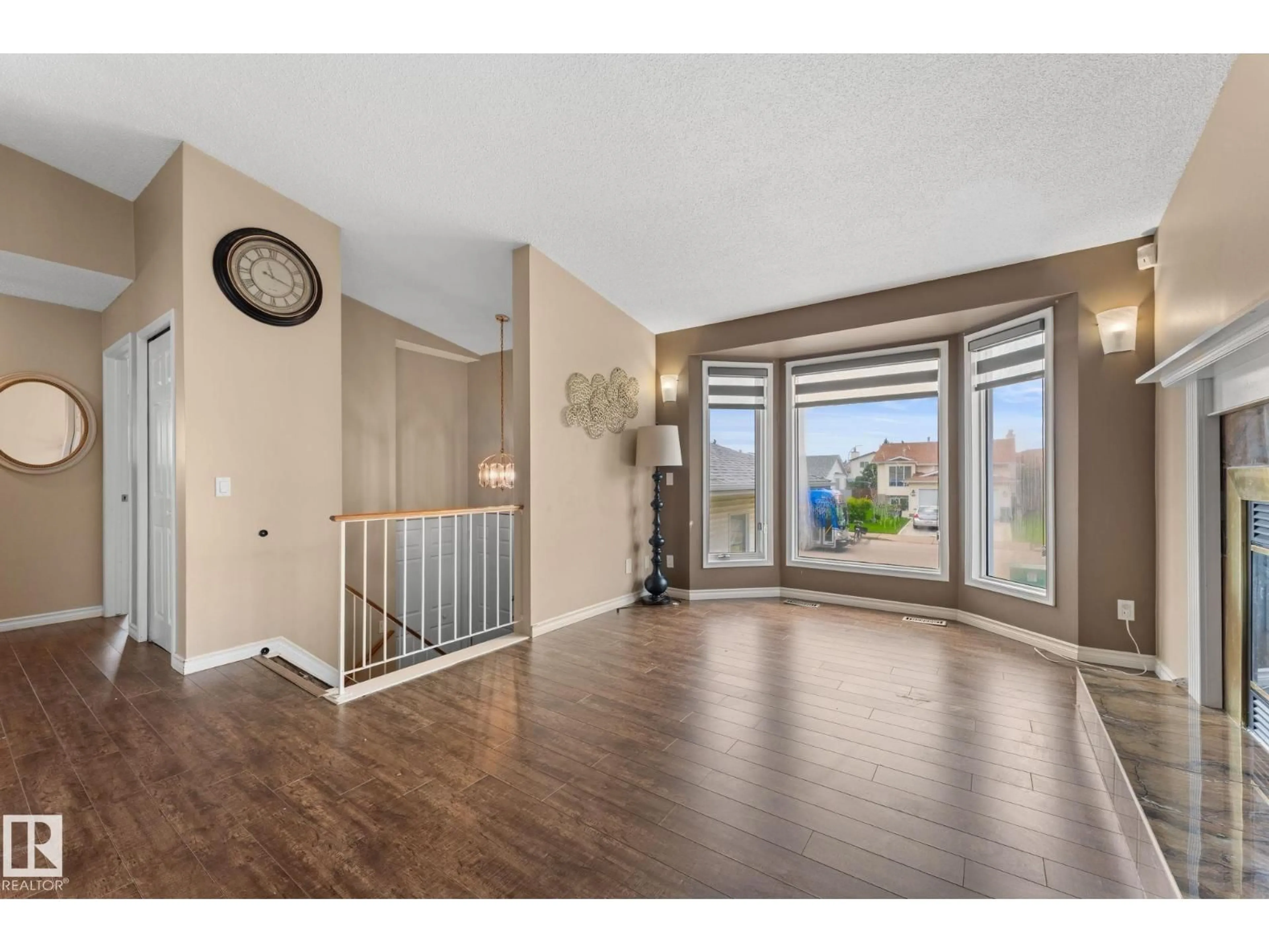 Indoor entryway for 66 OZERNA RD, Edmonton Alberta T5Z2Y5
