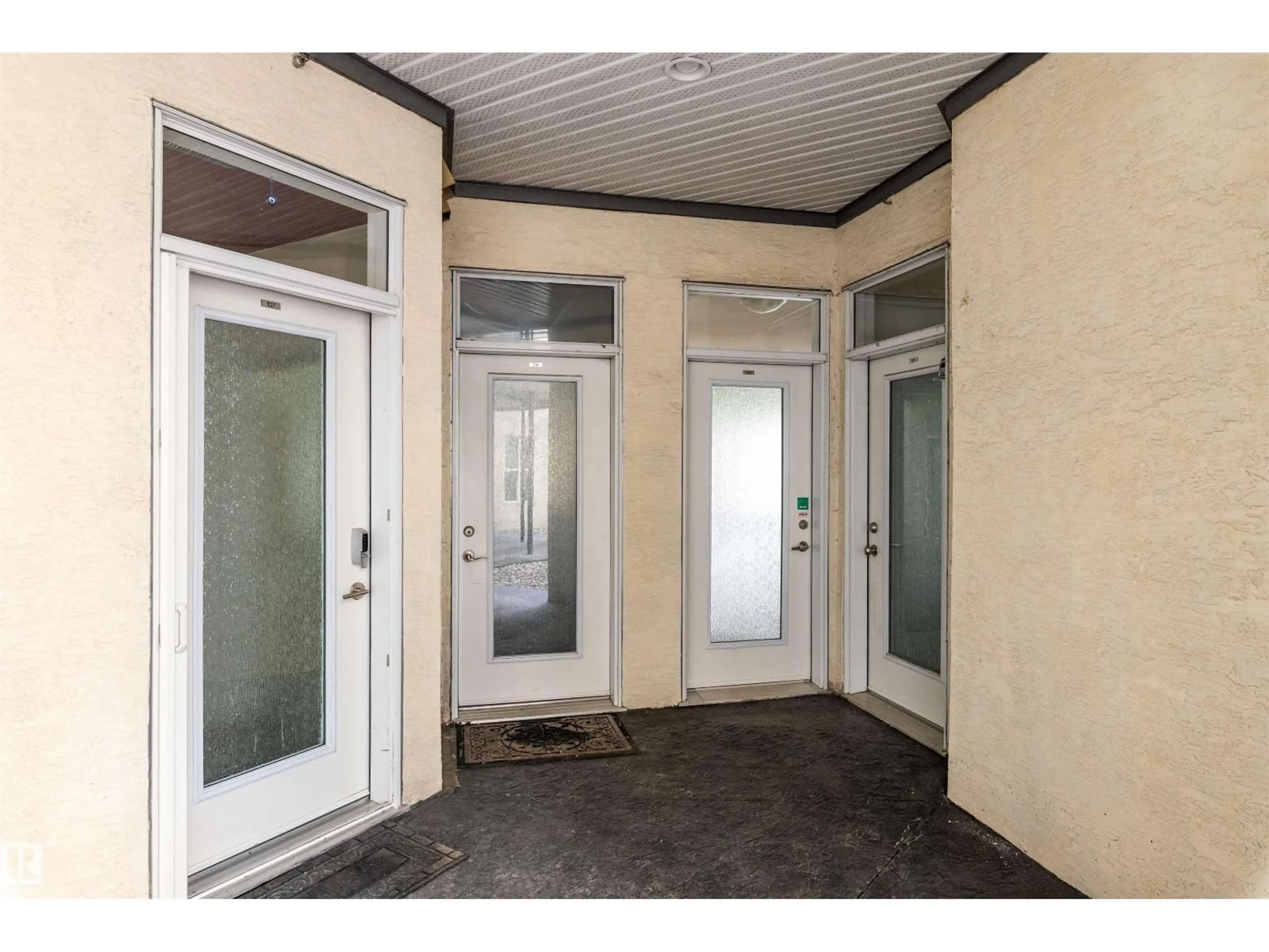 Indoor foyer for 105 - 10531 117 ST, Edmonton Alberta T5H0A8