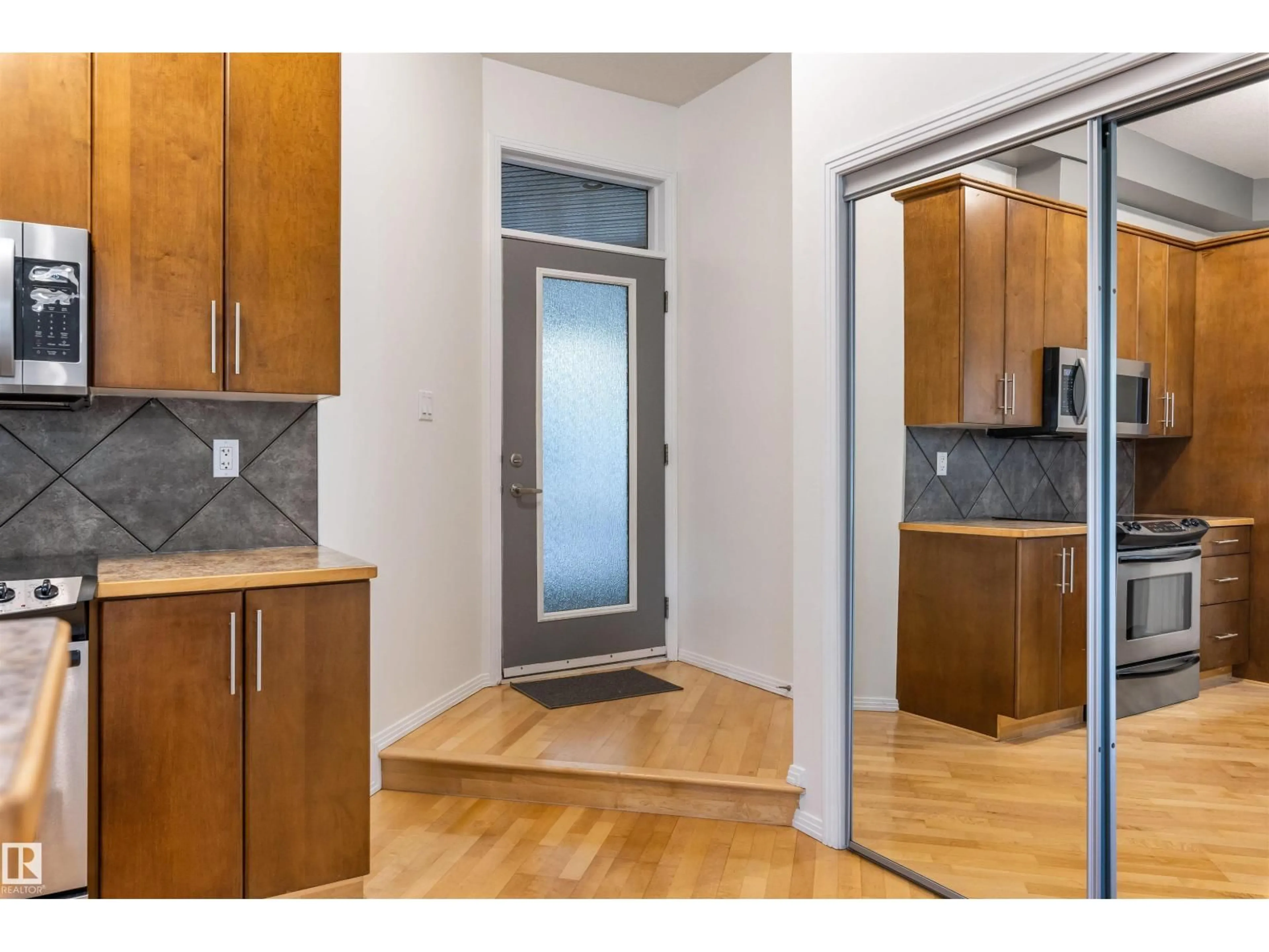 Indoor entryway for 105 - 10531 117 ST, Edmonton Alberta T5H0A8