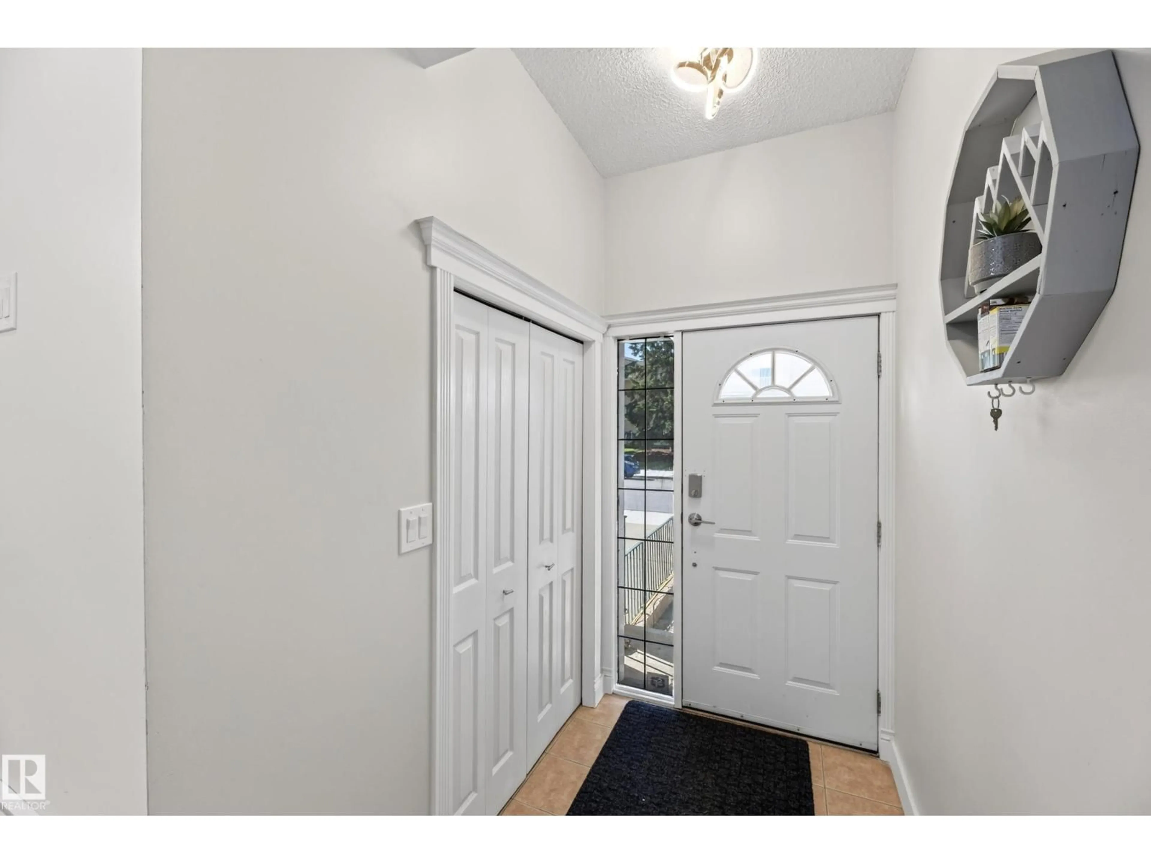 Indoor entryway for 6514 19 AV, Edmonton Alberta T6L7A2