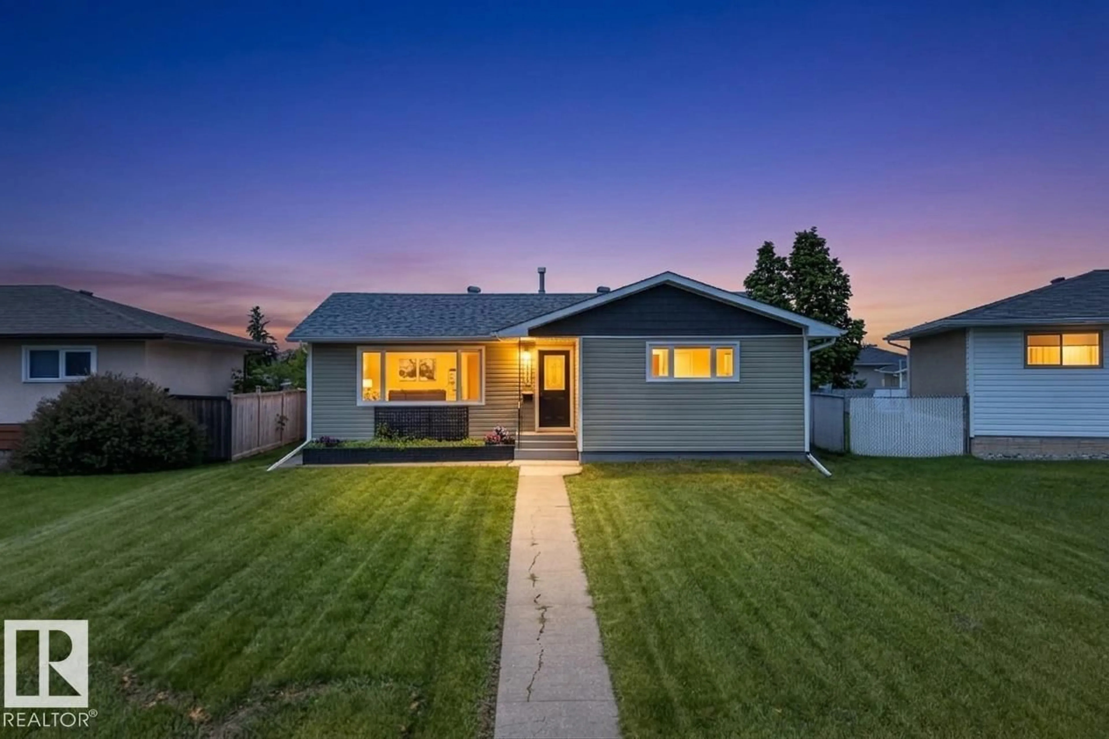 Home with vinyl exterior material, street for NW - 14128 73 ST, Edmonton Alberta T5C0V5
