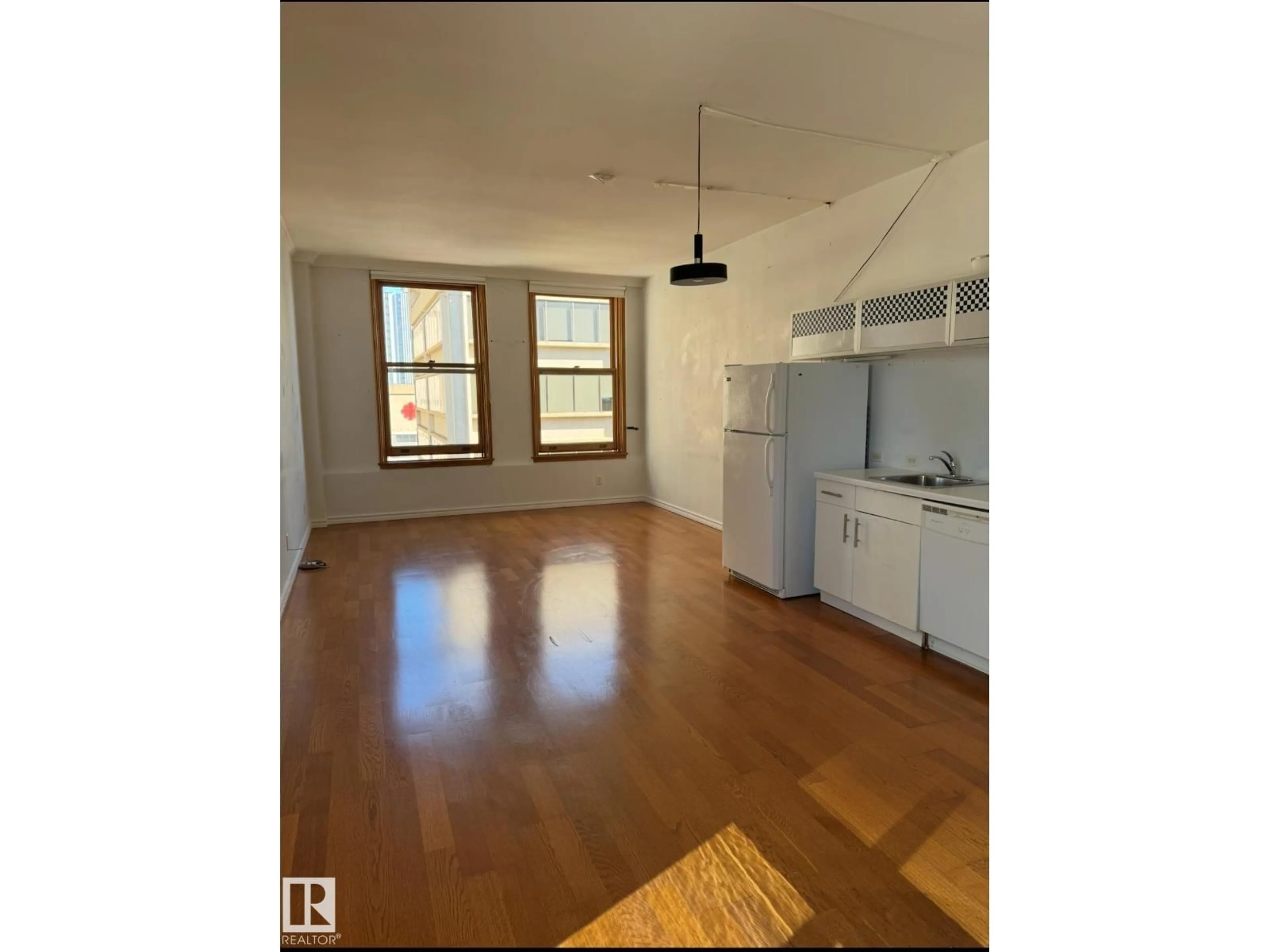 A pic of a room for 10134 - 810 100 ST, Edmonton Alberta T5J0N8