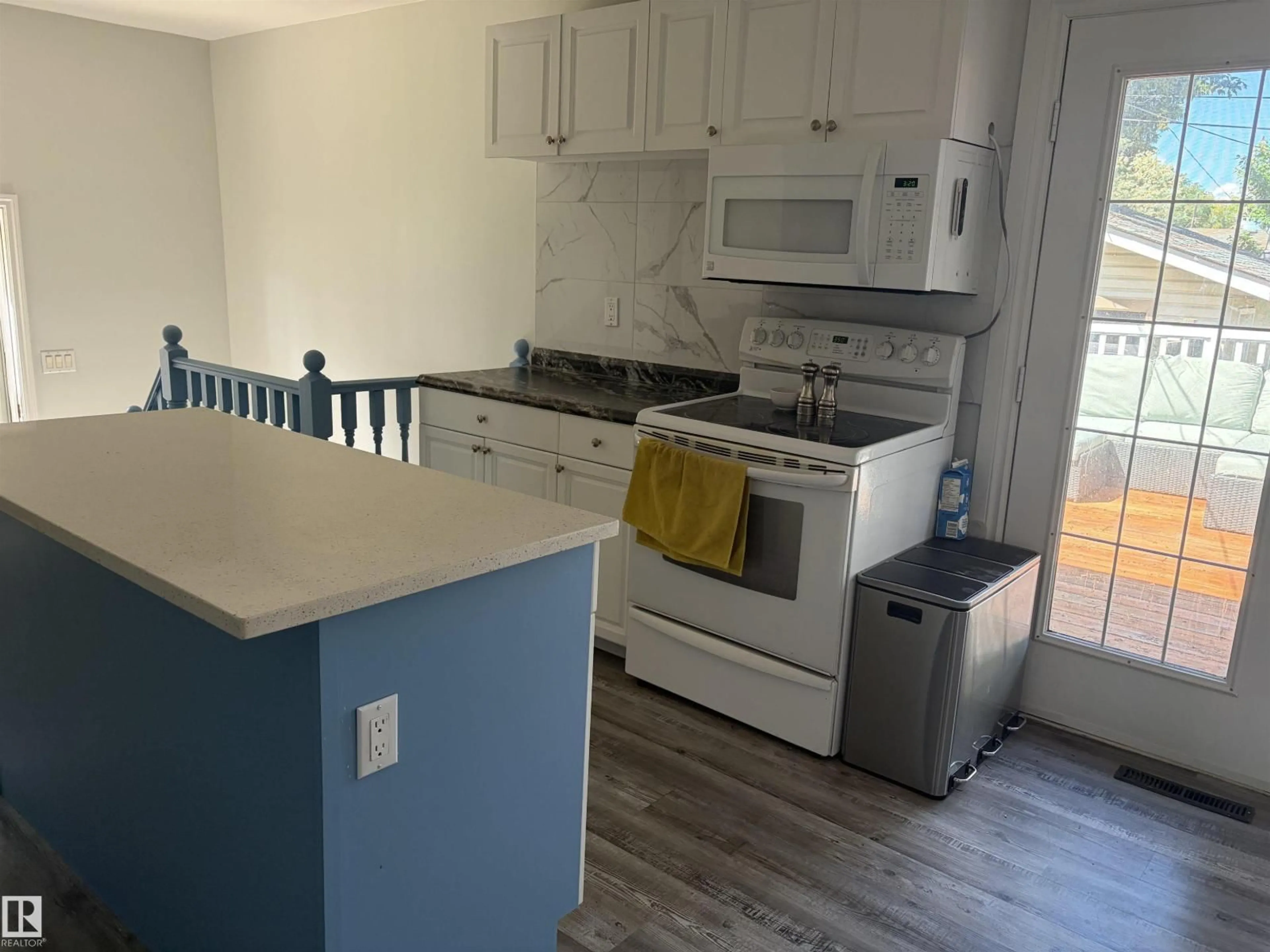 Standard kitchen, unknown for 15922 92 AV, Edmonton Alberta T5R5C6