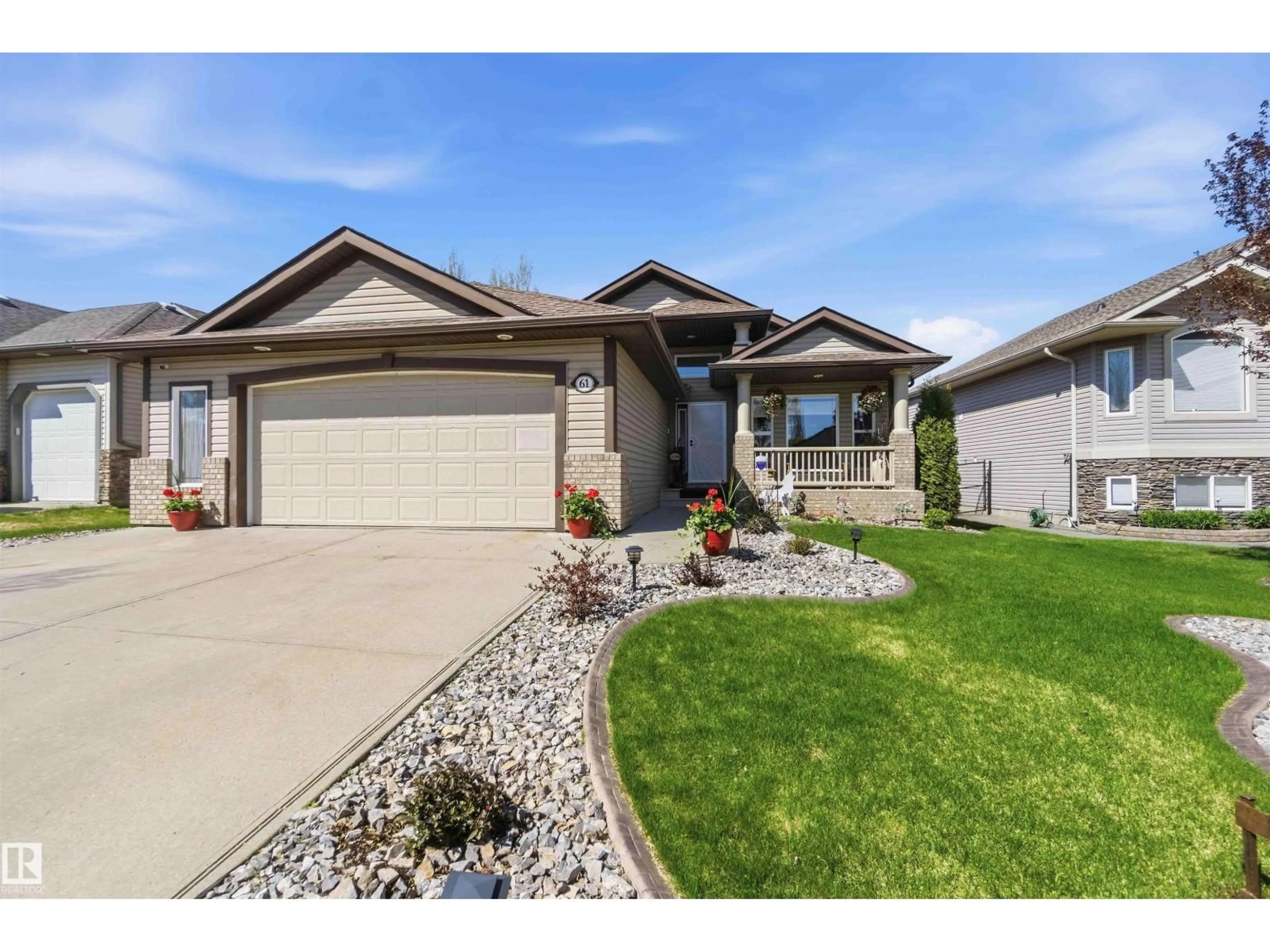 Home with vinyl exterior material, street for 61 LINKSIDE BLVD, Spruce Grove Alberta T7X4A6