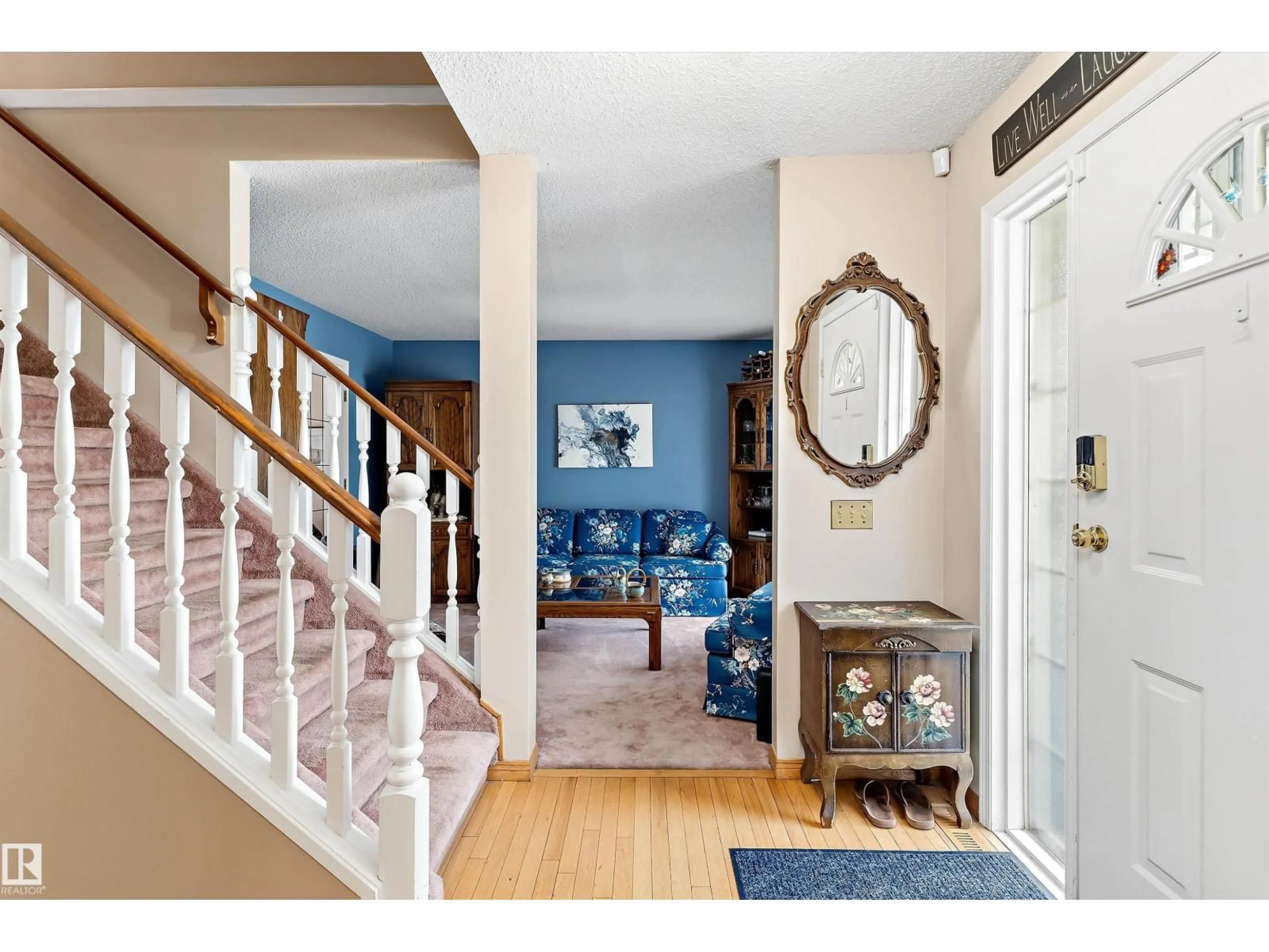 Indoor entryway for 1048 105 ST, Edmonton Alberta T6J6G5