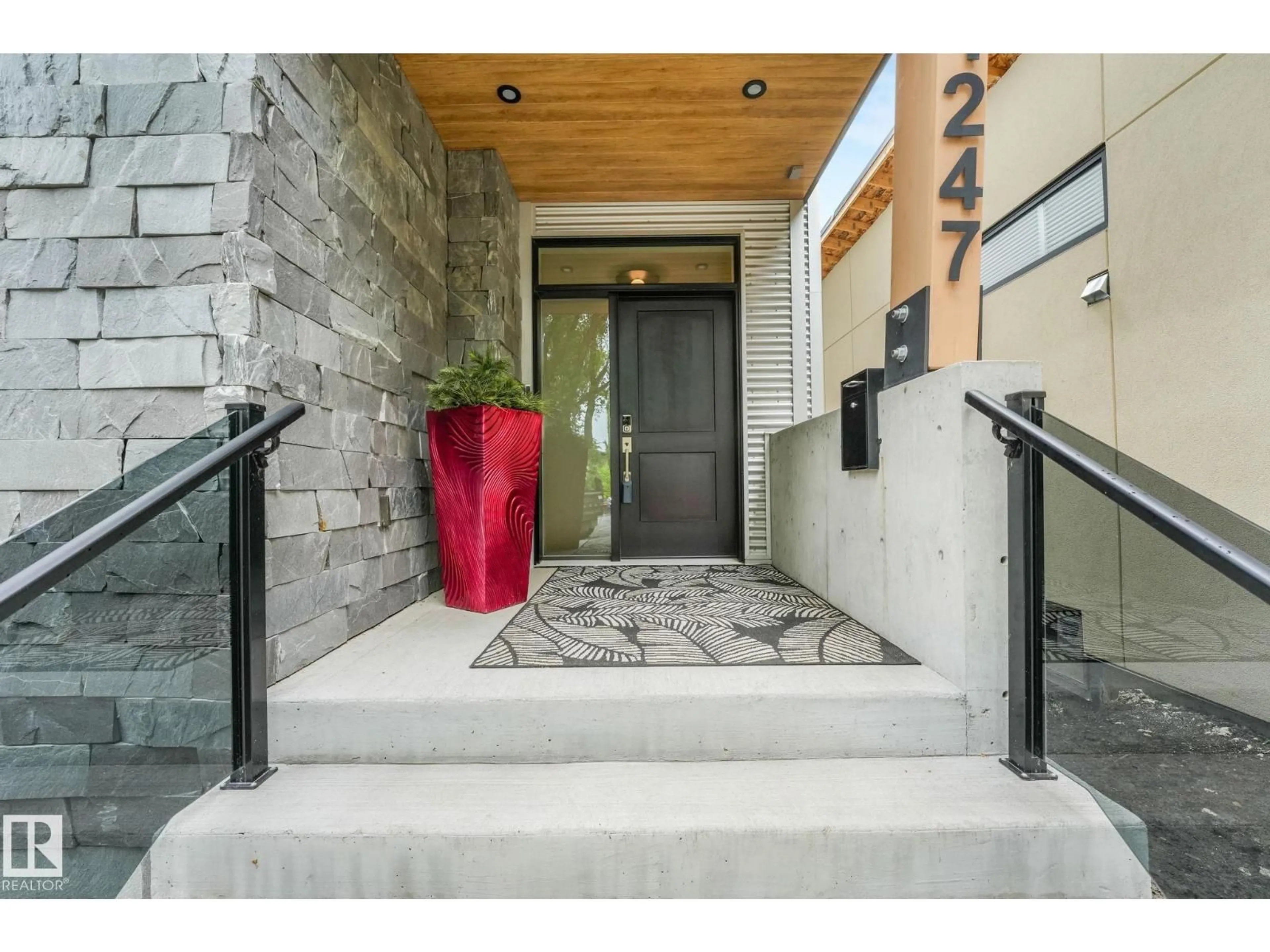 Indoor entryway for NW - 11247 71 AV, Edmonton Alberta T6G0A5