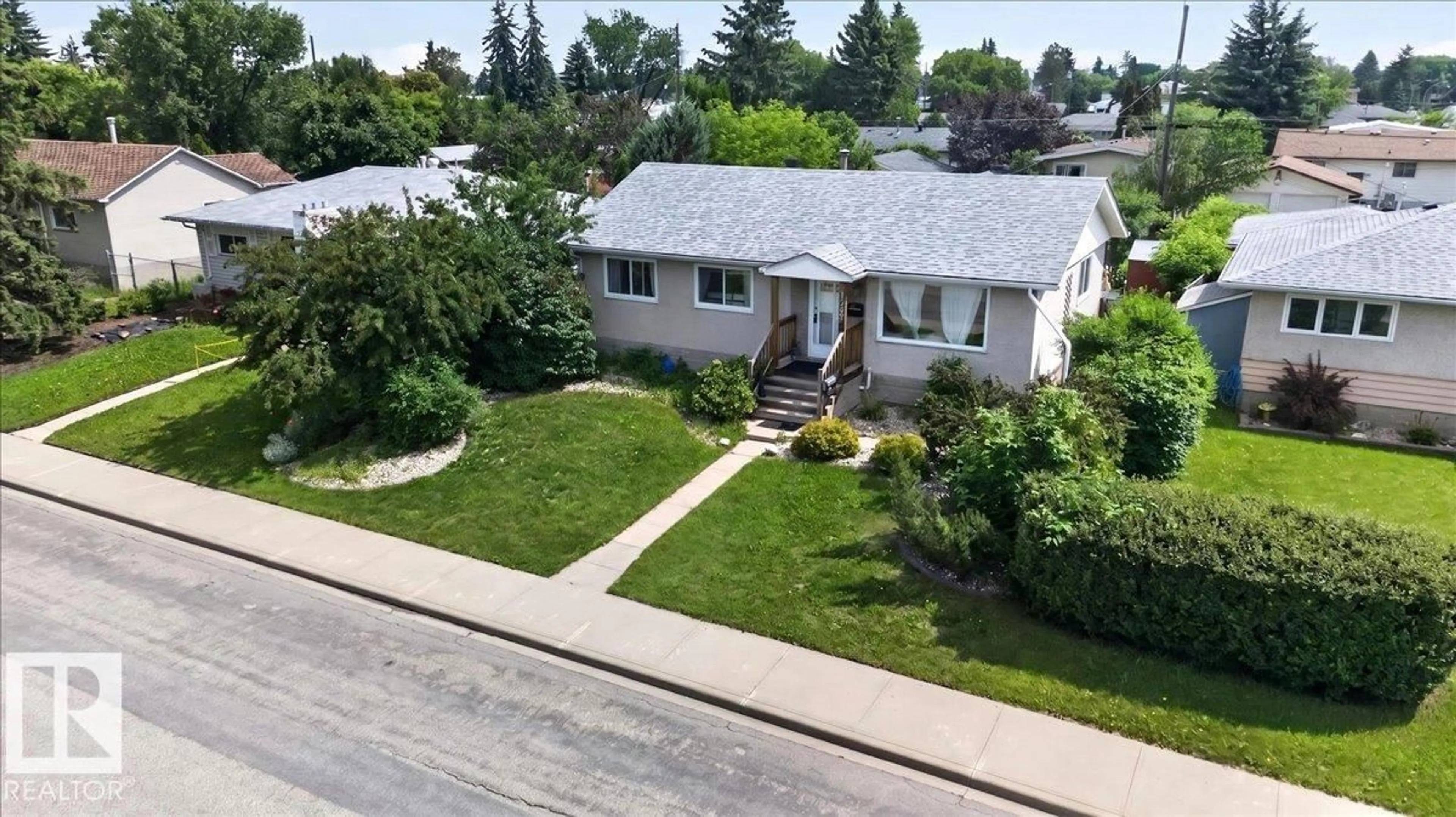 A pic from outside/outdoor area/front of a property/back of a property/a pic from drone, street for 13307 122 ST, Edmonton Alberta T5L0G4