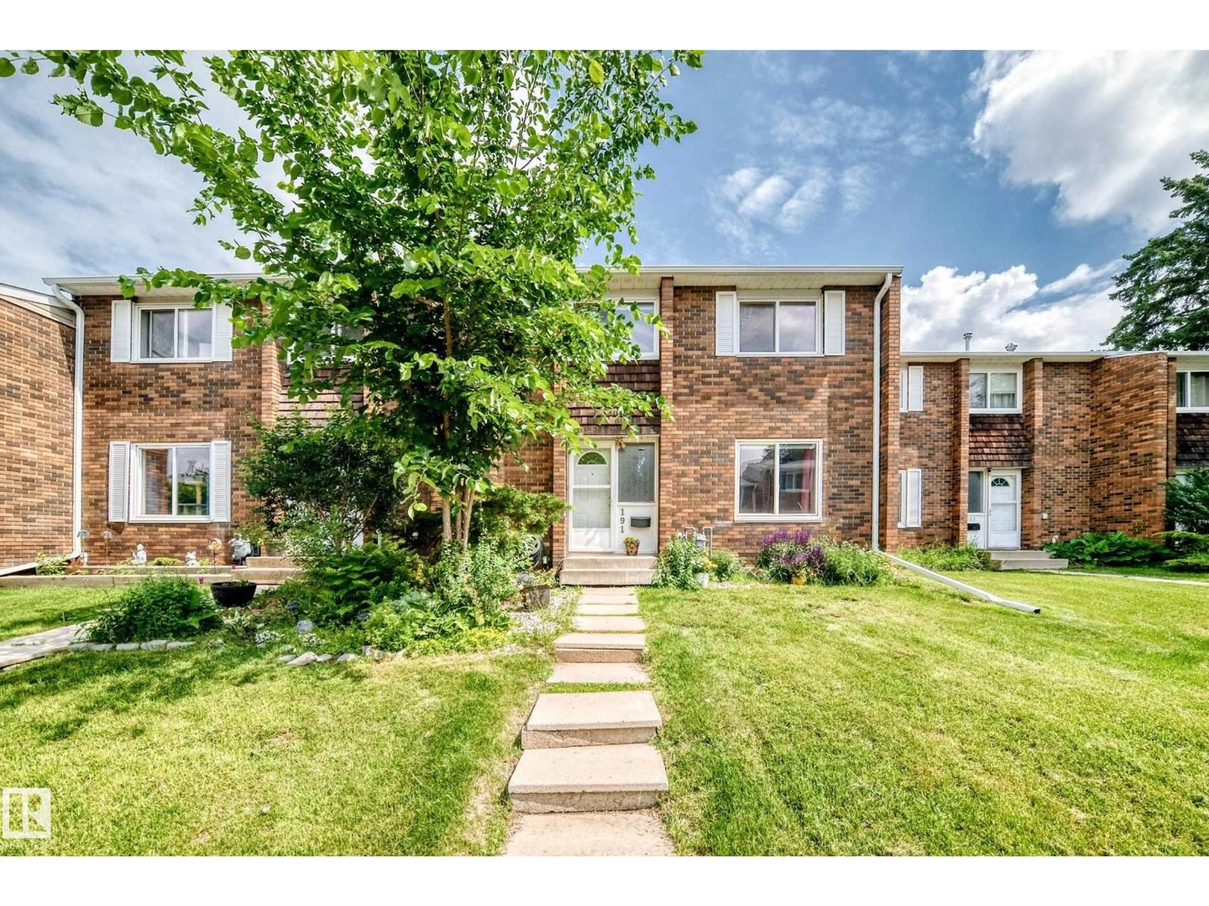 A pic from outside/outdoor area/front of a property/back of a property/a pic from drone, street for 191 RIDGEWOOD TC, St. Albert Alberta T8N0E9