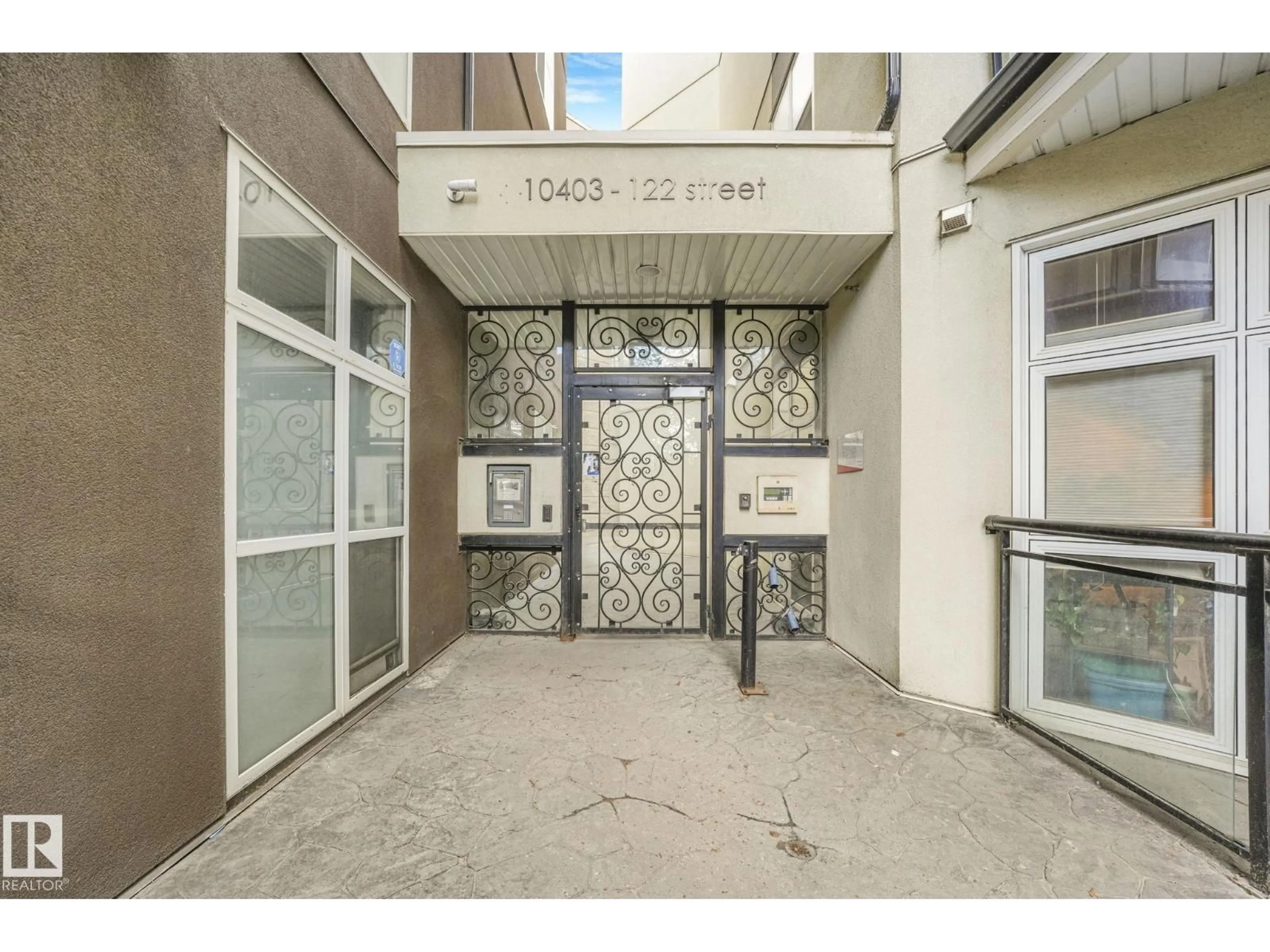 Indoor foyer for 131 - 10407 122 ST, Edmonton Alberta T5N4B8