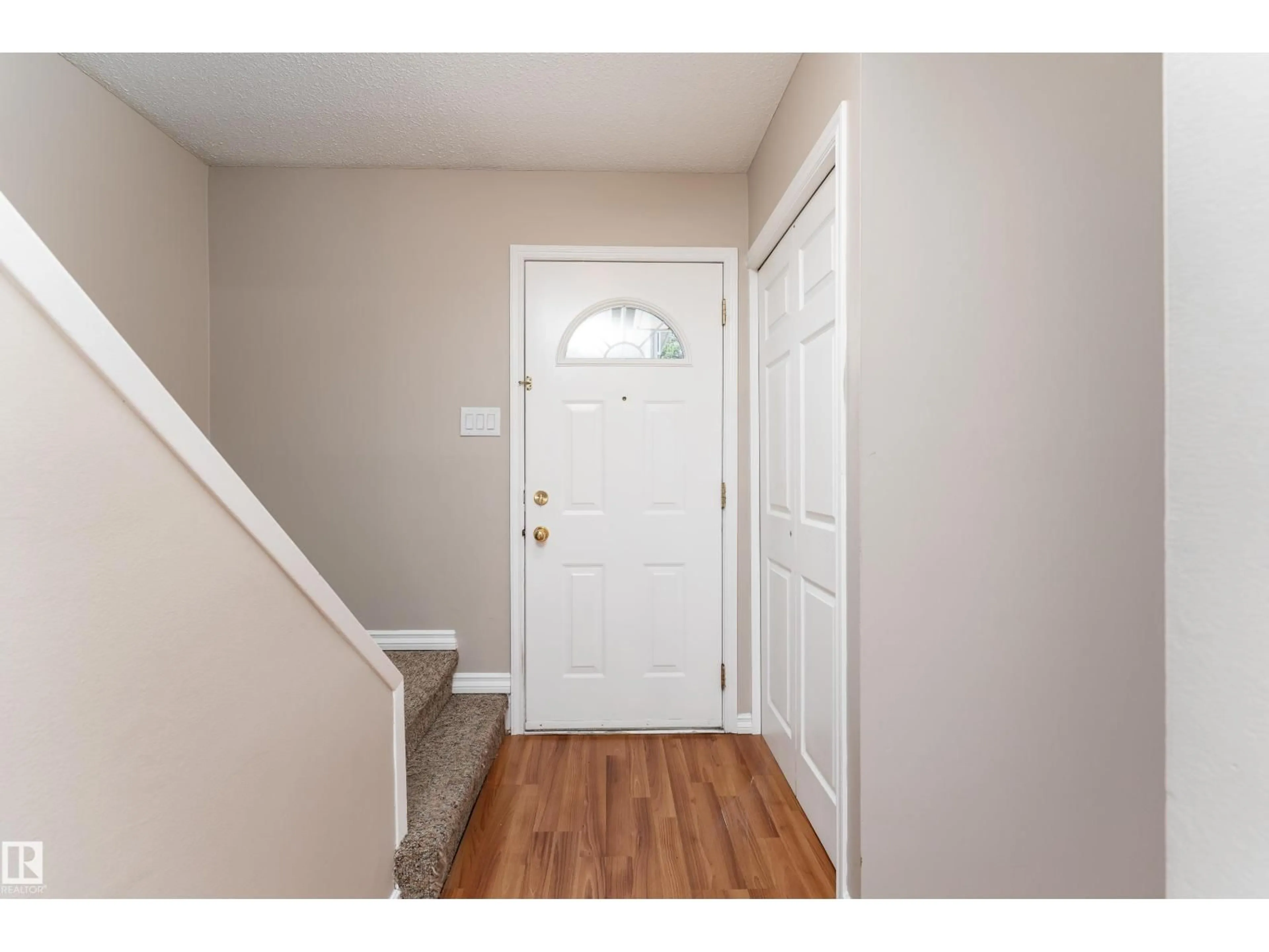 Indoor entryway for 16B CALLINGWOOD CO, Edmonton Alberta T5T0H5