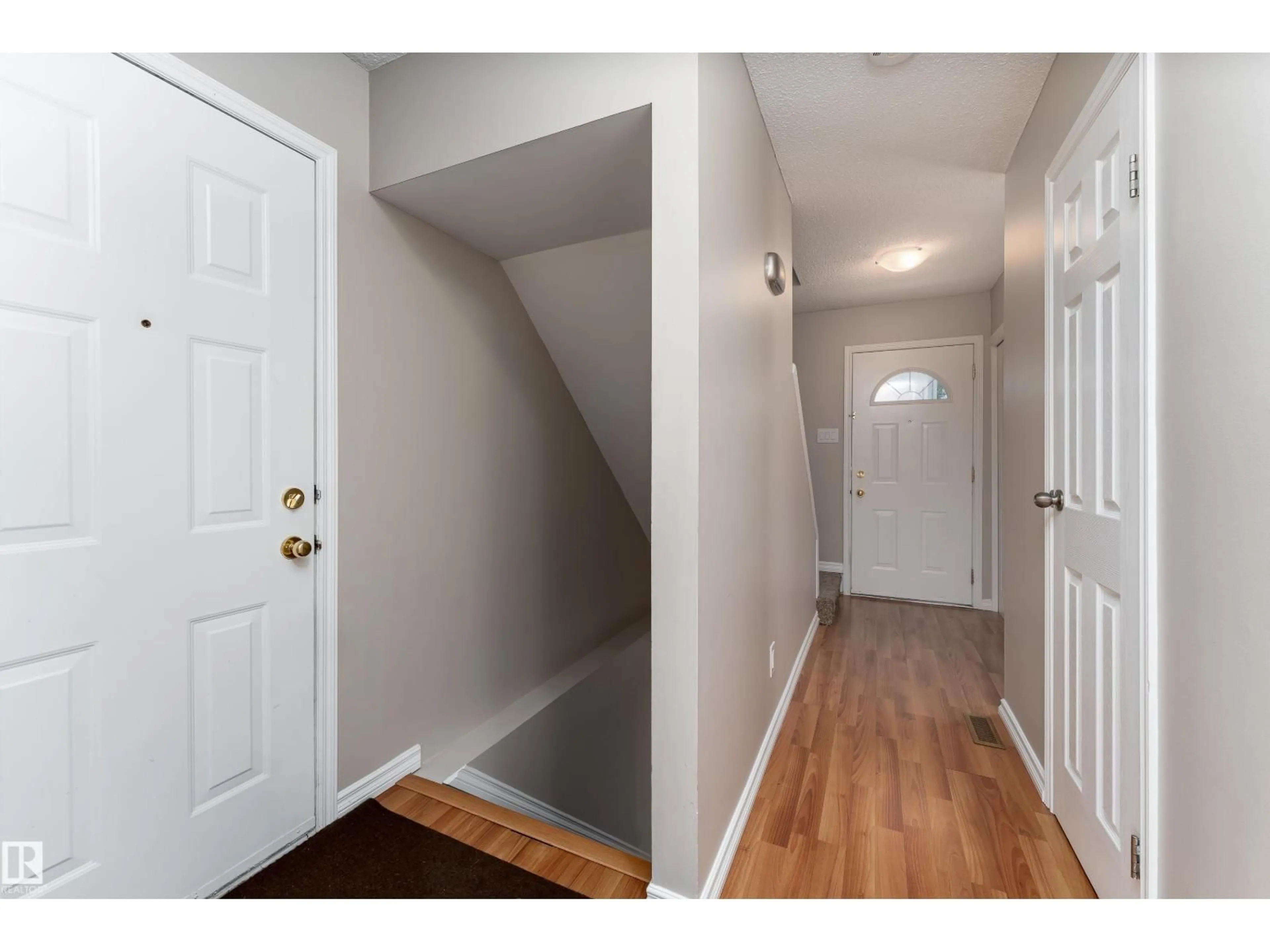 Indoor entryway for 16B CALLINGWOOD CO, Edmonton Alberta T5T0H5