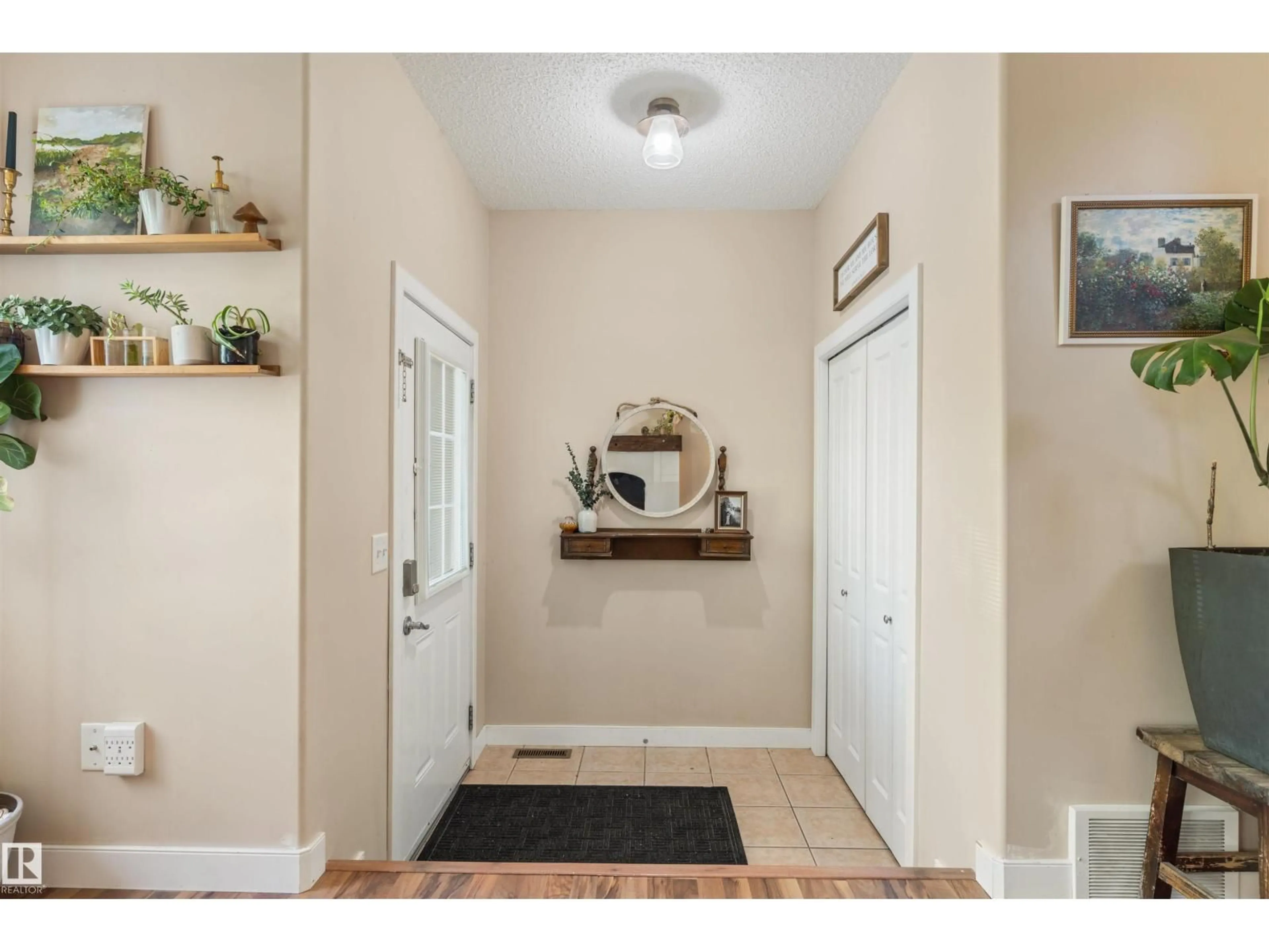 Indoor entryway for #2 - 5032 50 ST, Gibbons Alberta T0A1N0