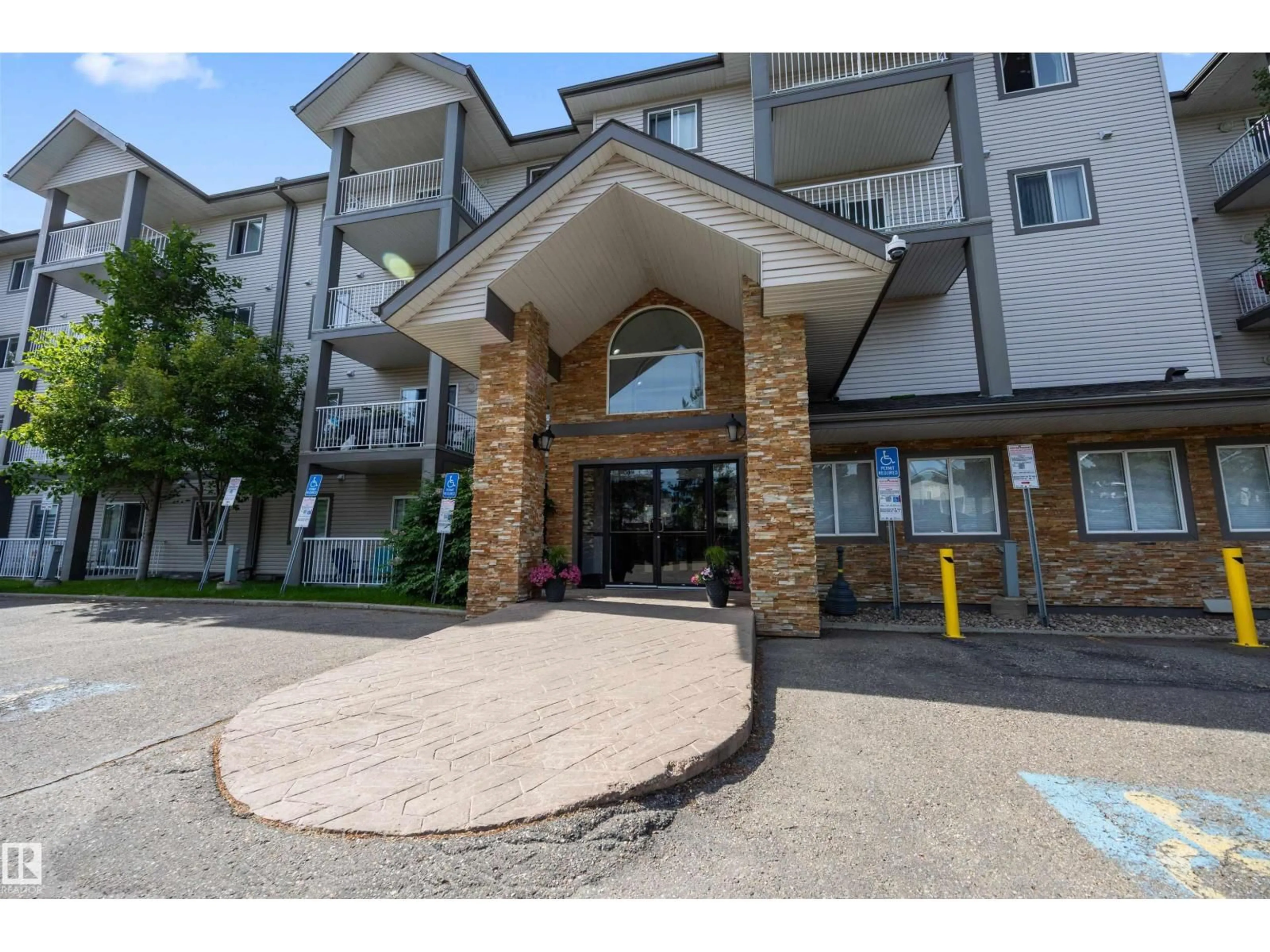 Indoor foyer for NW - 3425 19 ST, Edmonton Alberta T6T2B5