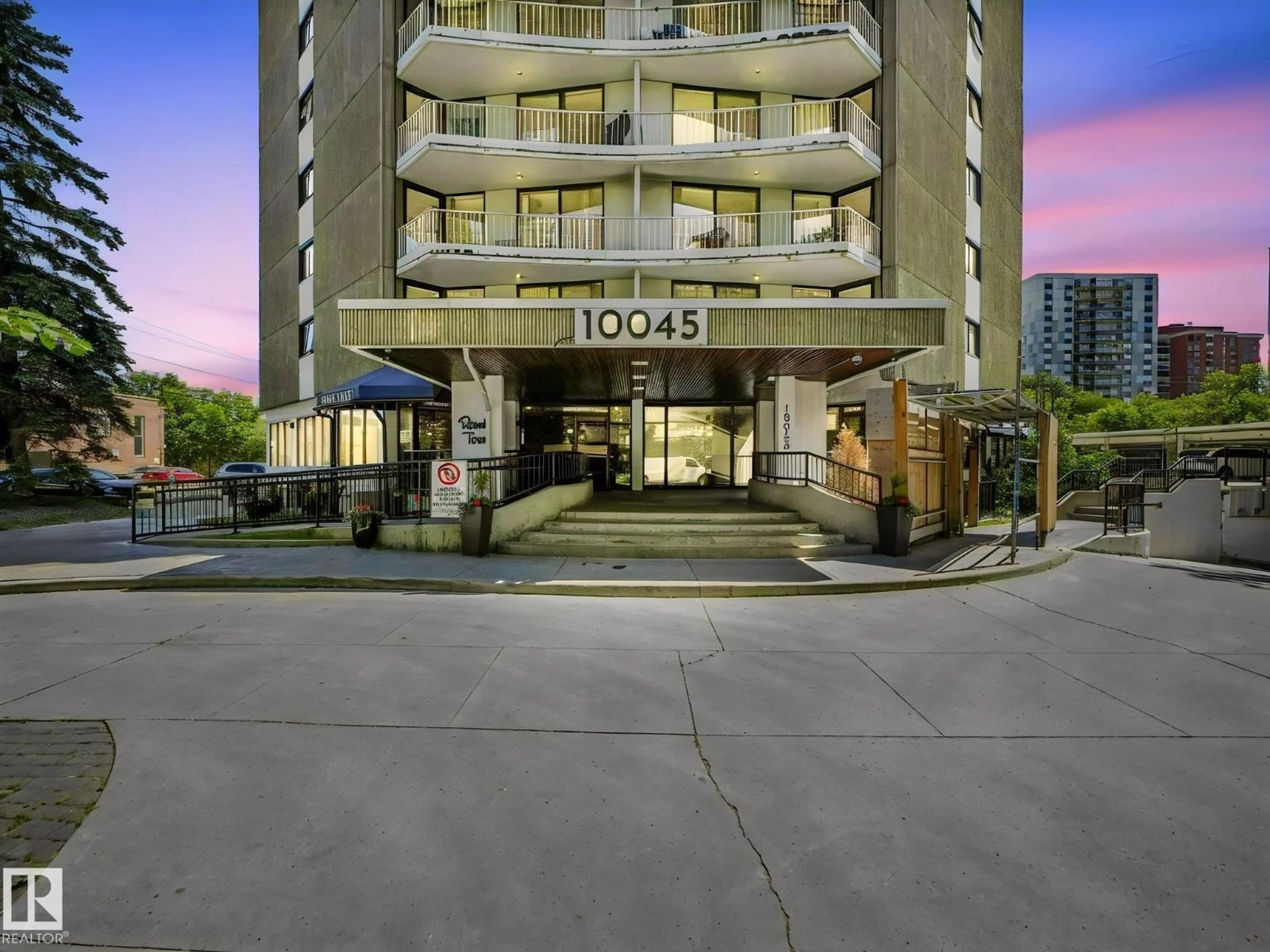 Indoor foyer for 1706 - 10045 117 ST, Edmonton Alberta T5K1W8
