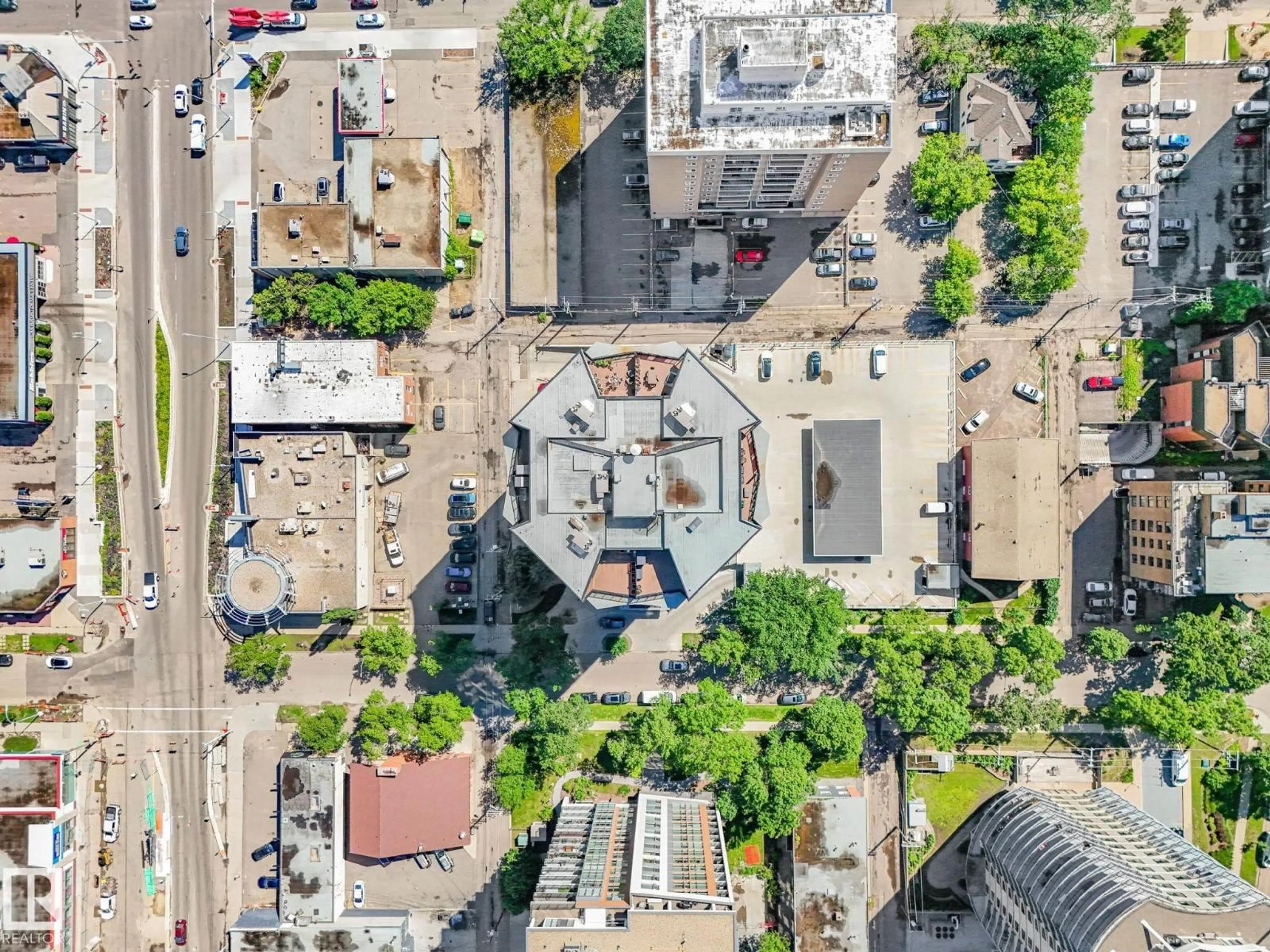 A pic from outside/outdoor area/front of a property/back of a property/a pic from drone, street for 1706 - 10045 117 ST, Edmonton Alberta T5K1W8