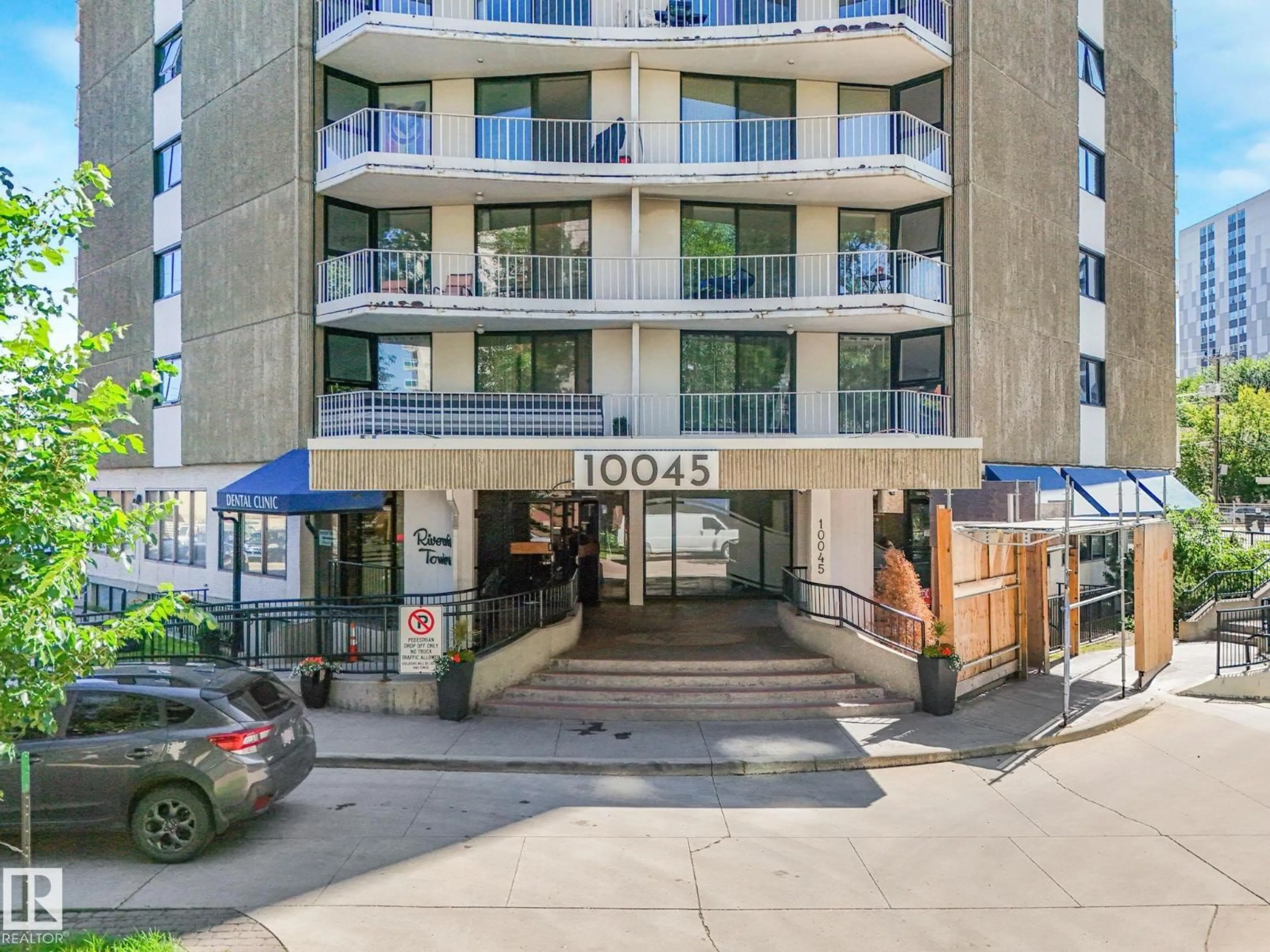 Indoor foyer for 1706 - 10045 117 ST, Edmonton Alberta T5K1W8