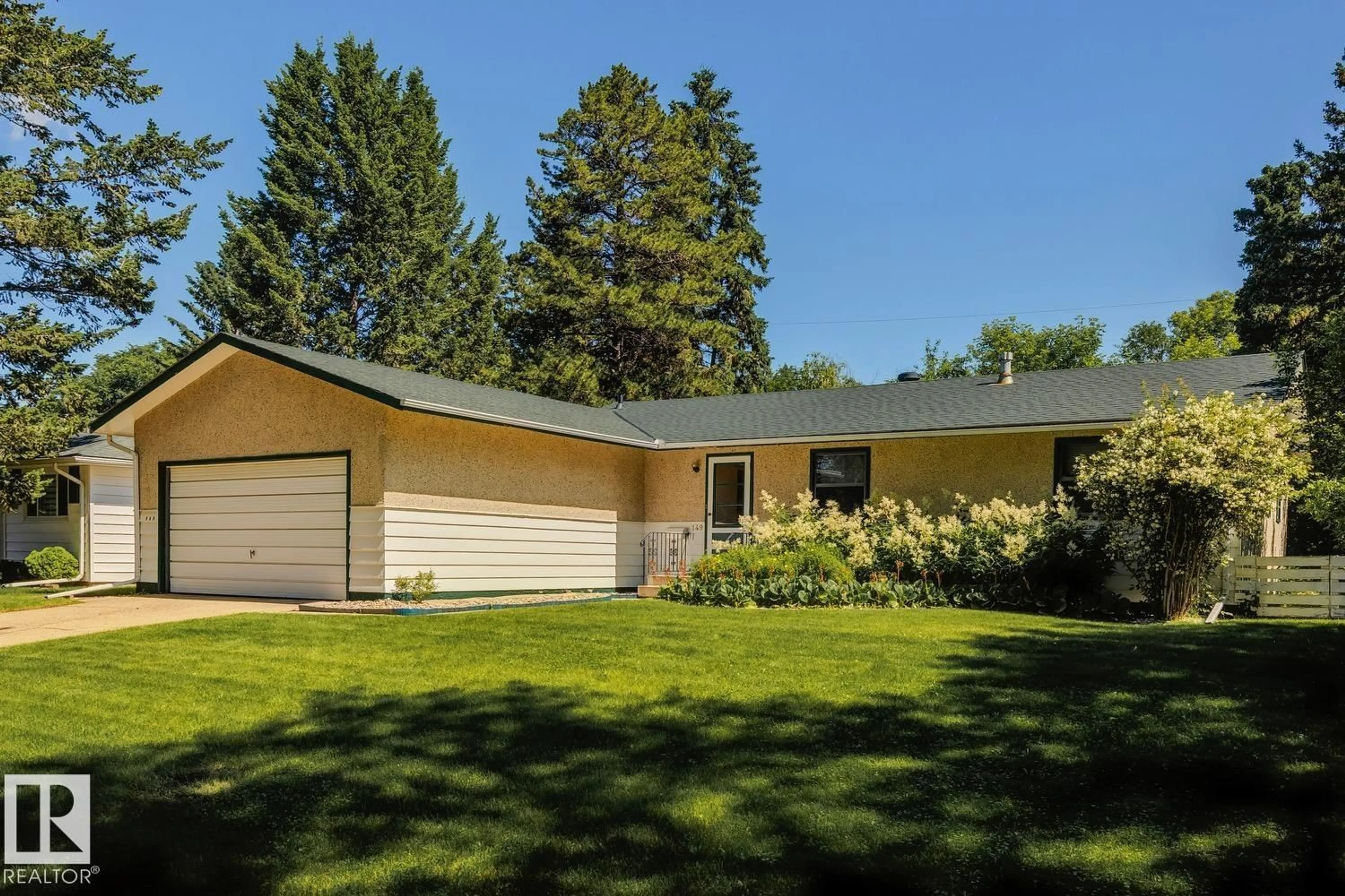 Home with vinyl exterior material, street for 149 COTTONWOOD AV, Sherwood Park Alberta T8A1X8