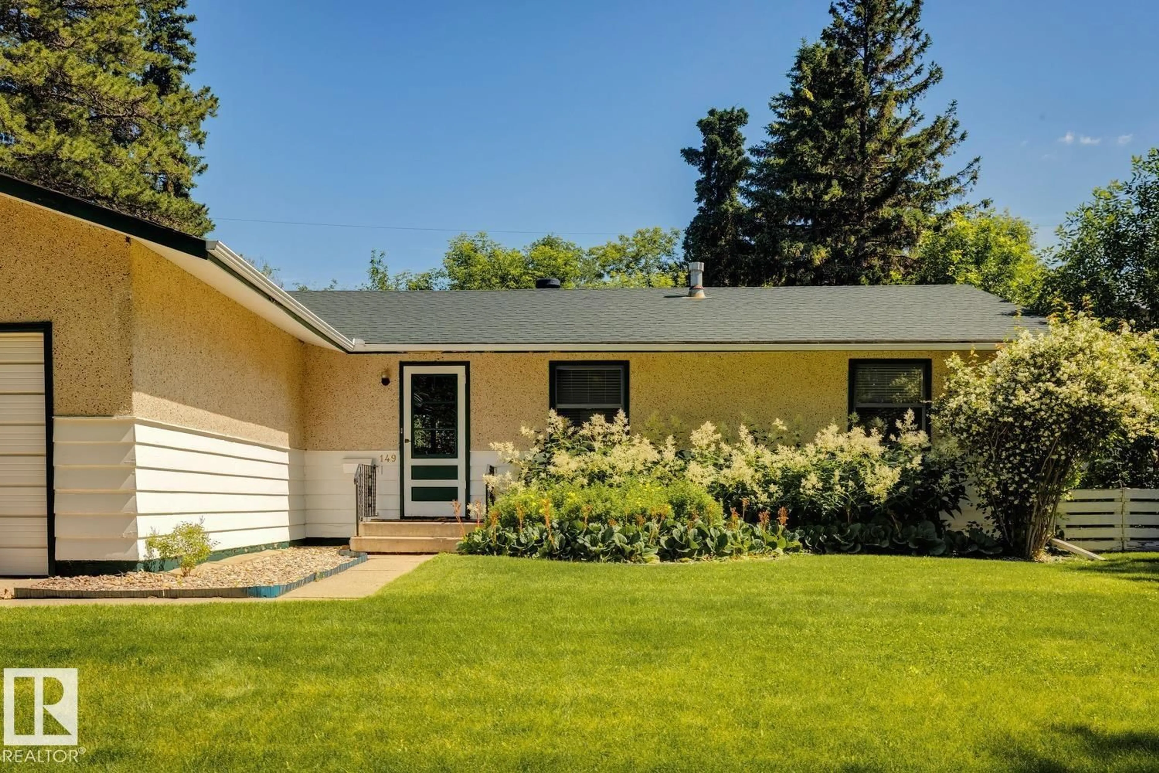 Home with vinyl exterior material, street for 149 COTTONWOOD AV, Sherwood Park Alberta T8A1X8