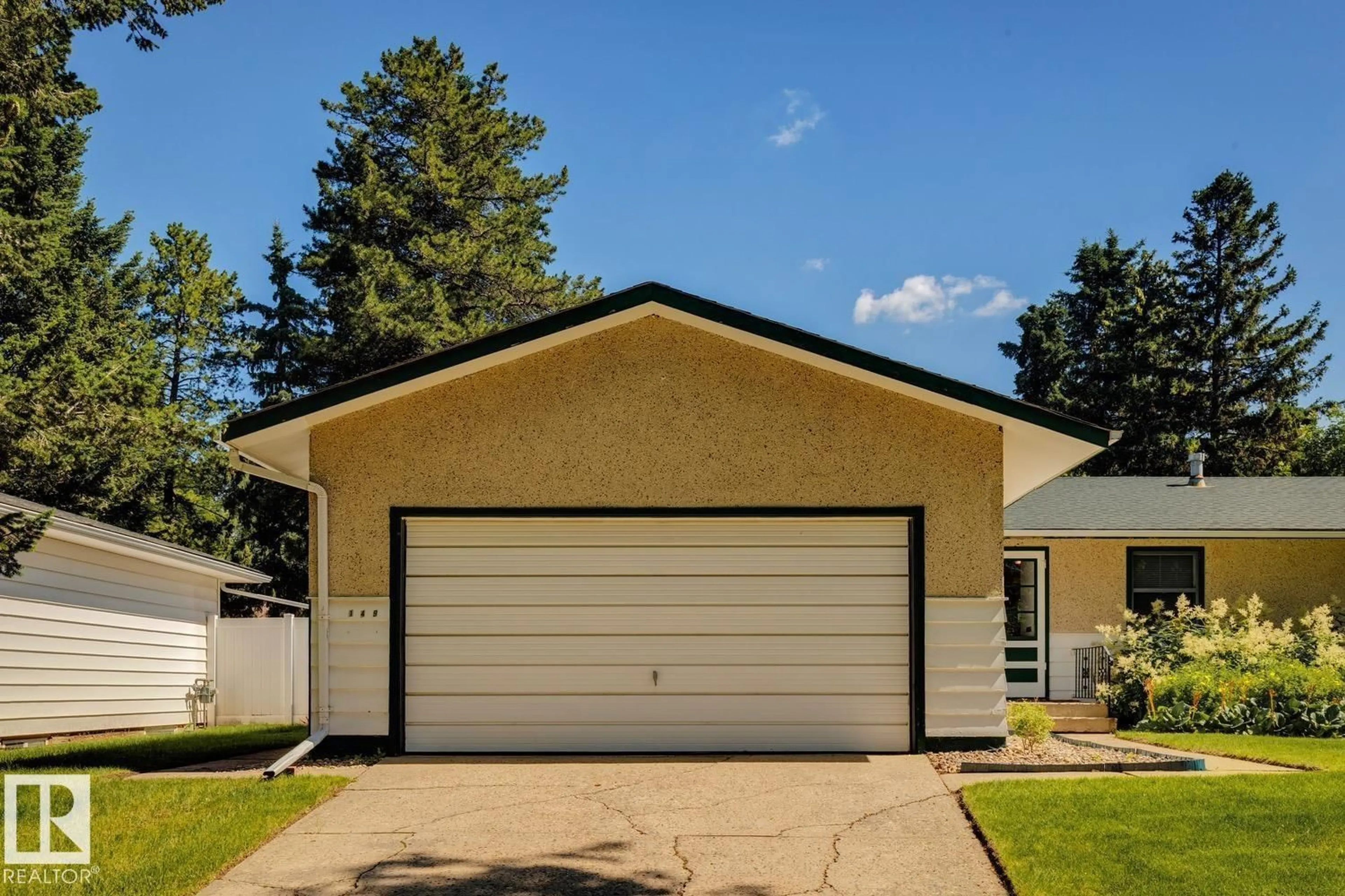Home with vinyl exterior material, street for 149 COTTONWOOD AV, Sherwood Park Alberta T8A1X8
