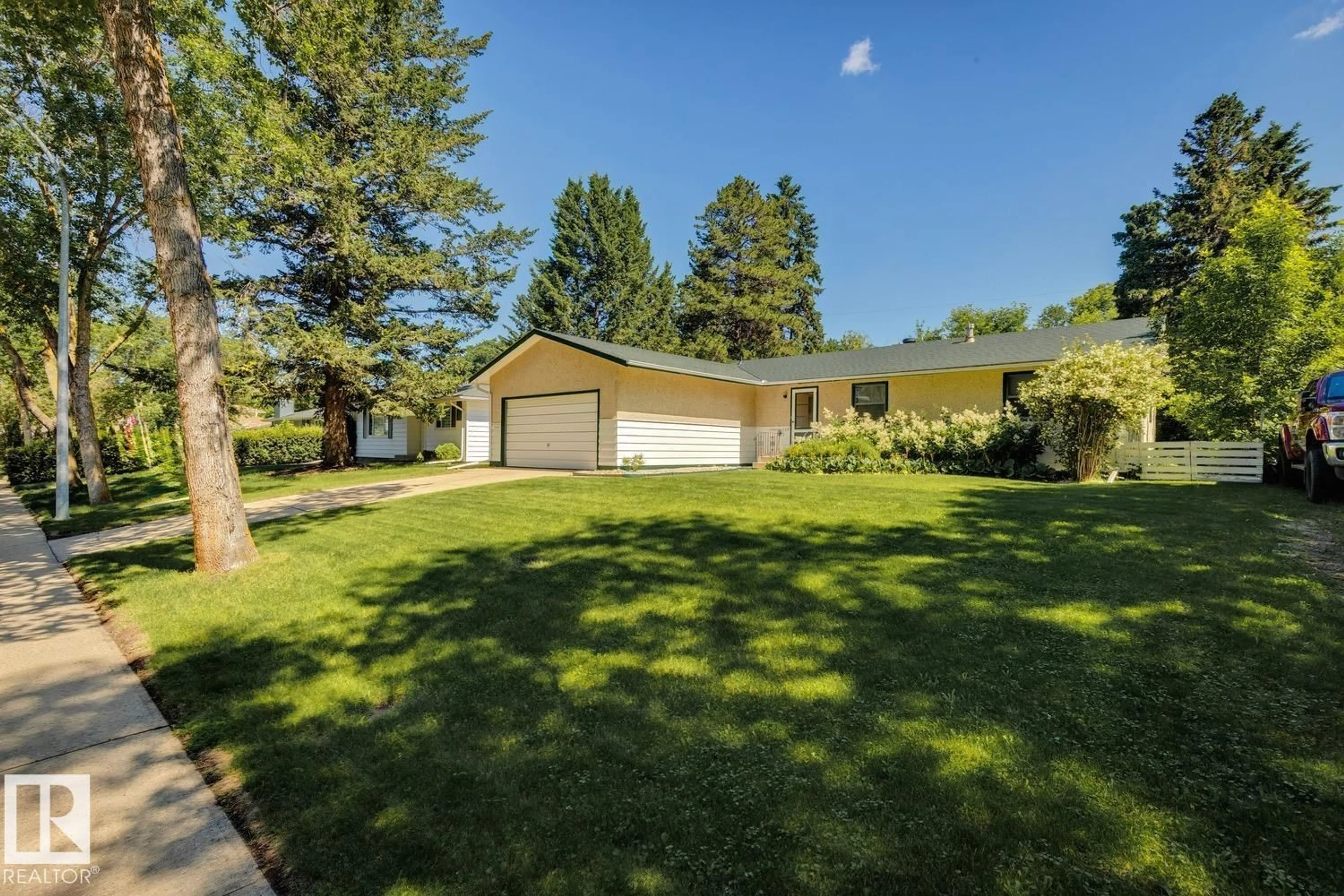 A pic from outside/outdoor area/front of a property/back of a property/a pic from drone, unknown for 149 COTTONWOOD AV, Sherwood Park Alberta T8A1X8