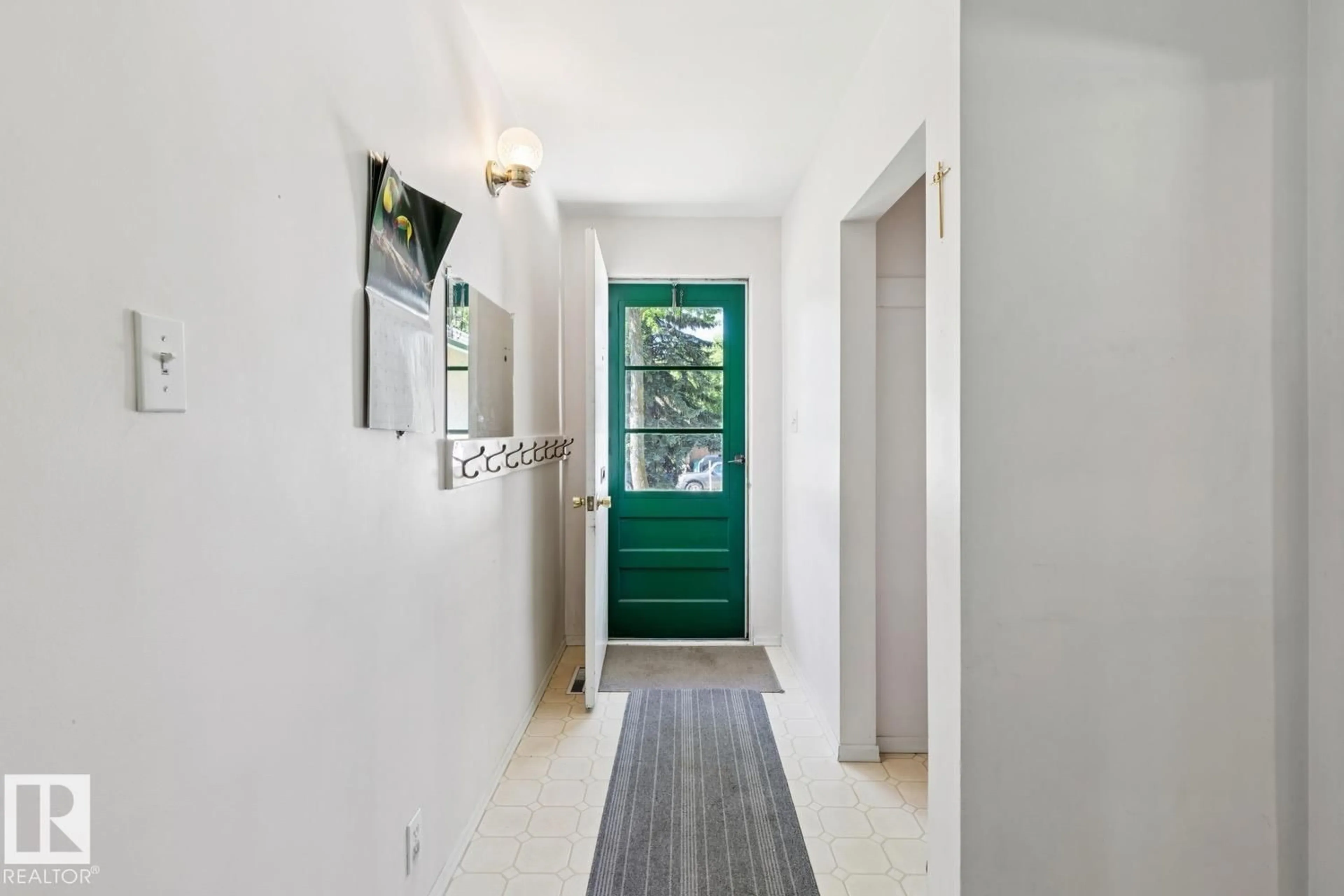Indoor entryway for 149 COTTONWOOD AV, Sherwood Park Alberta T8A1X8