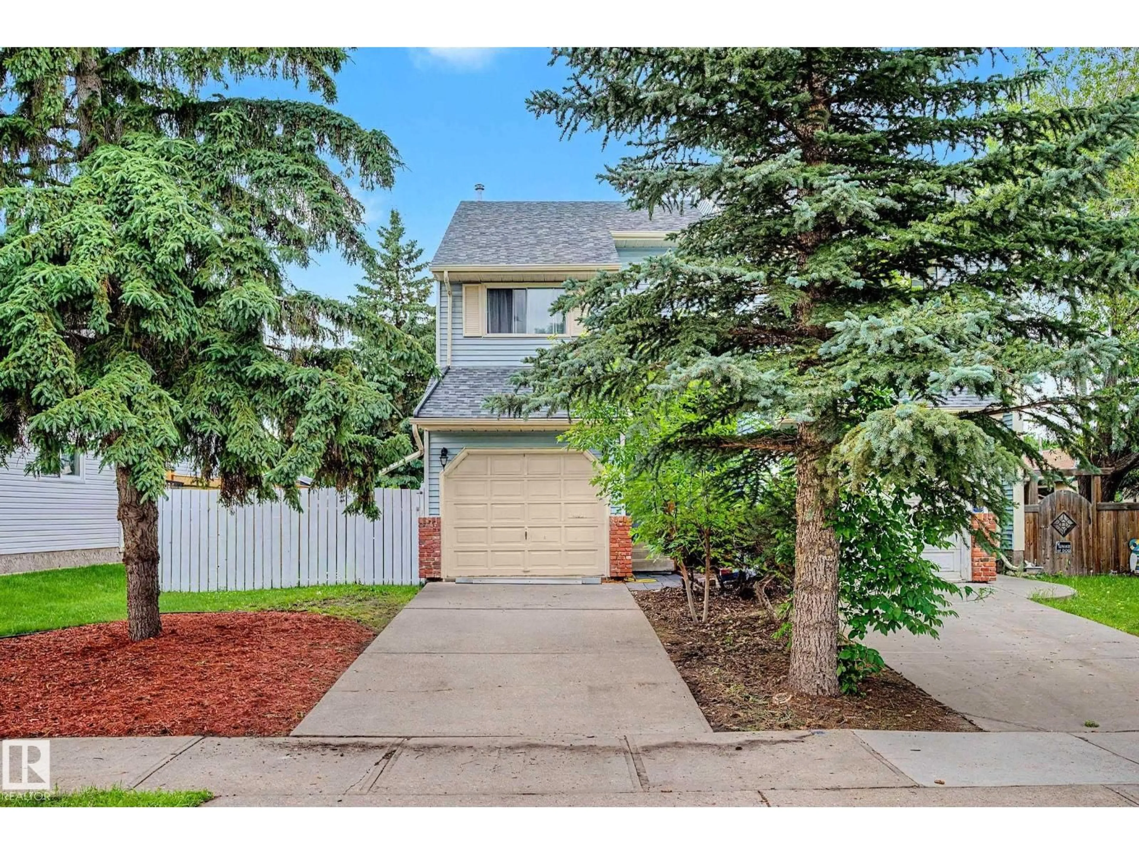 Home with vinyl exterior material, street for 19 PINEVIEW DR, St. Albert Alberta T8N4R5