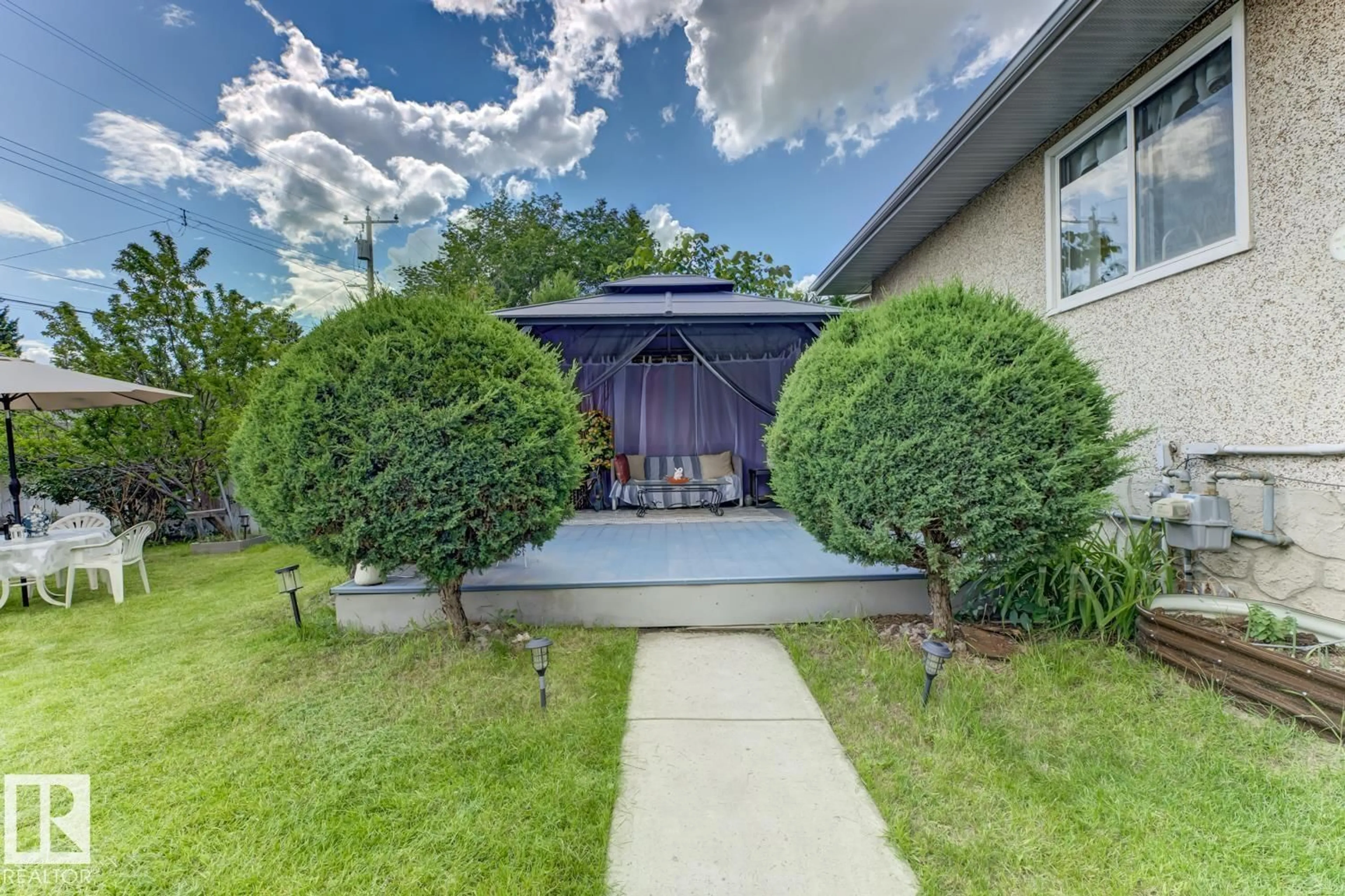 Patio, street for 15707 92 AV, Edmonton Alberta T5R5C5