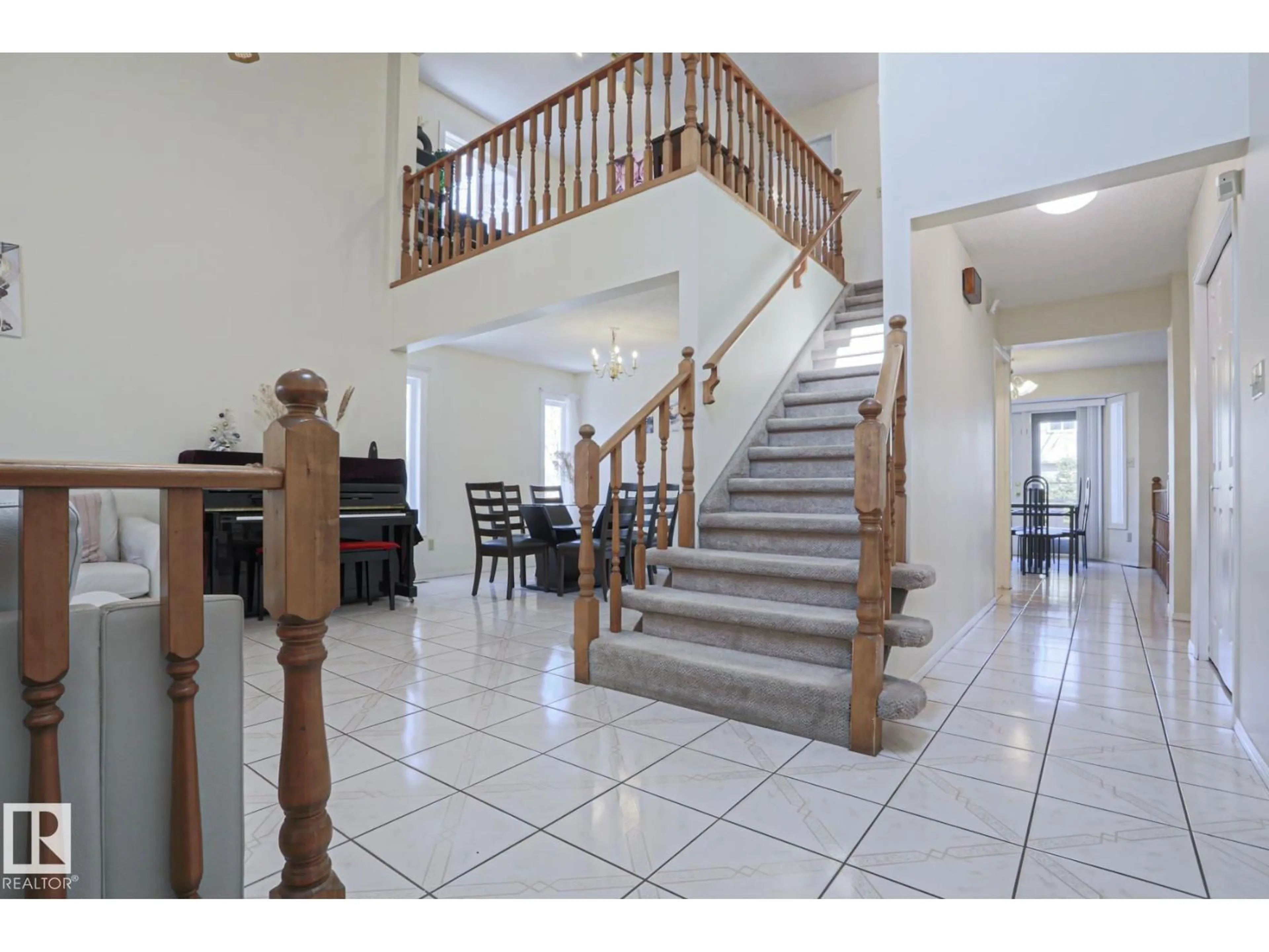 Indoor foyer for 2433 89 ST, Edmonton Alberta T6K2Y8