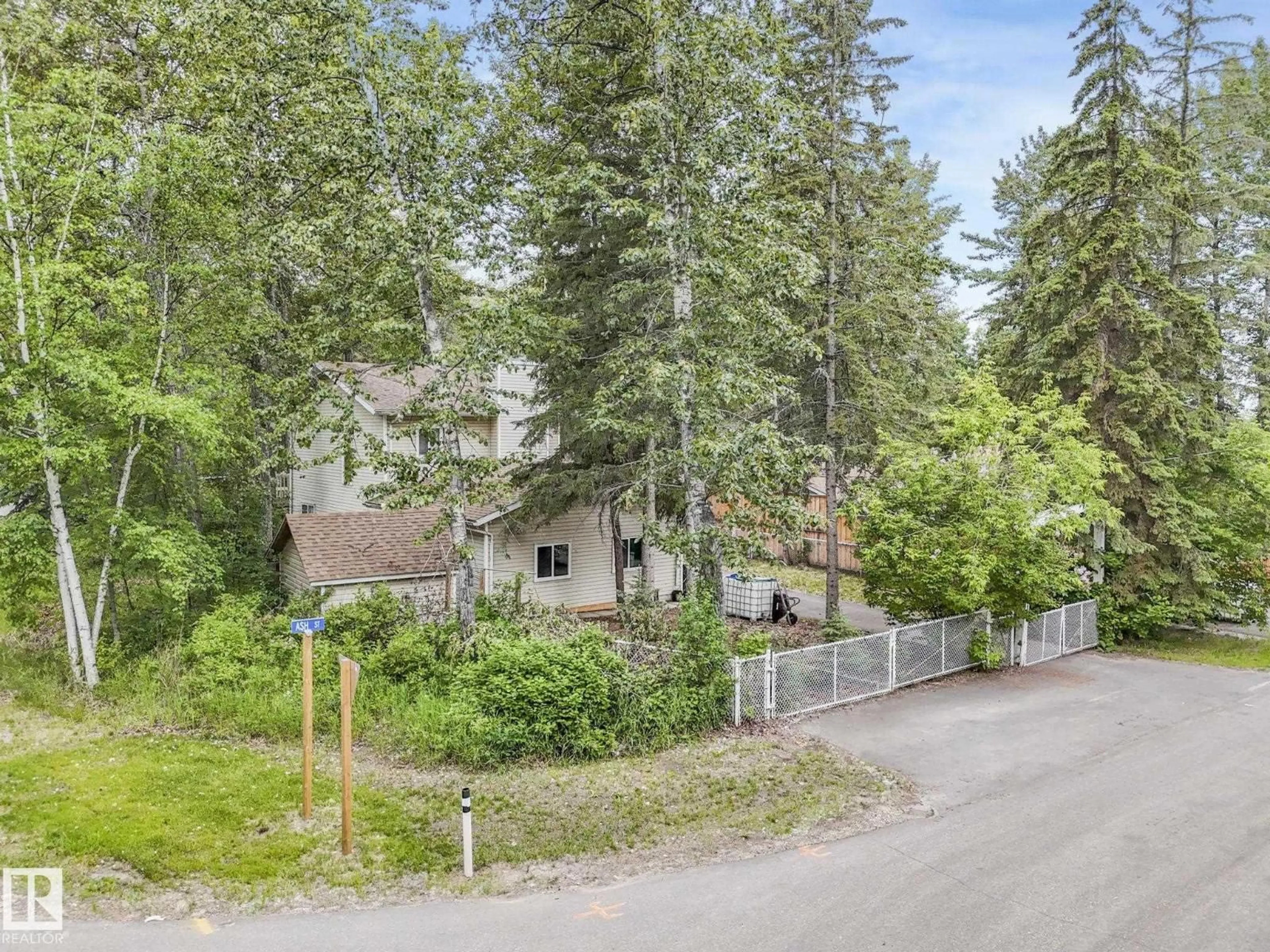 A pic from outside/outdoor area/front of a property/back of a property/a pic from drone, unknown for 615 ASH ST, Rural Sturgeon County Alberta T8R0K4