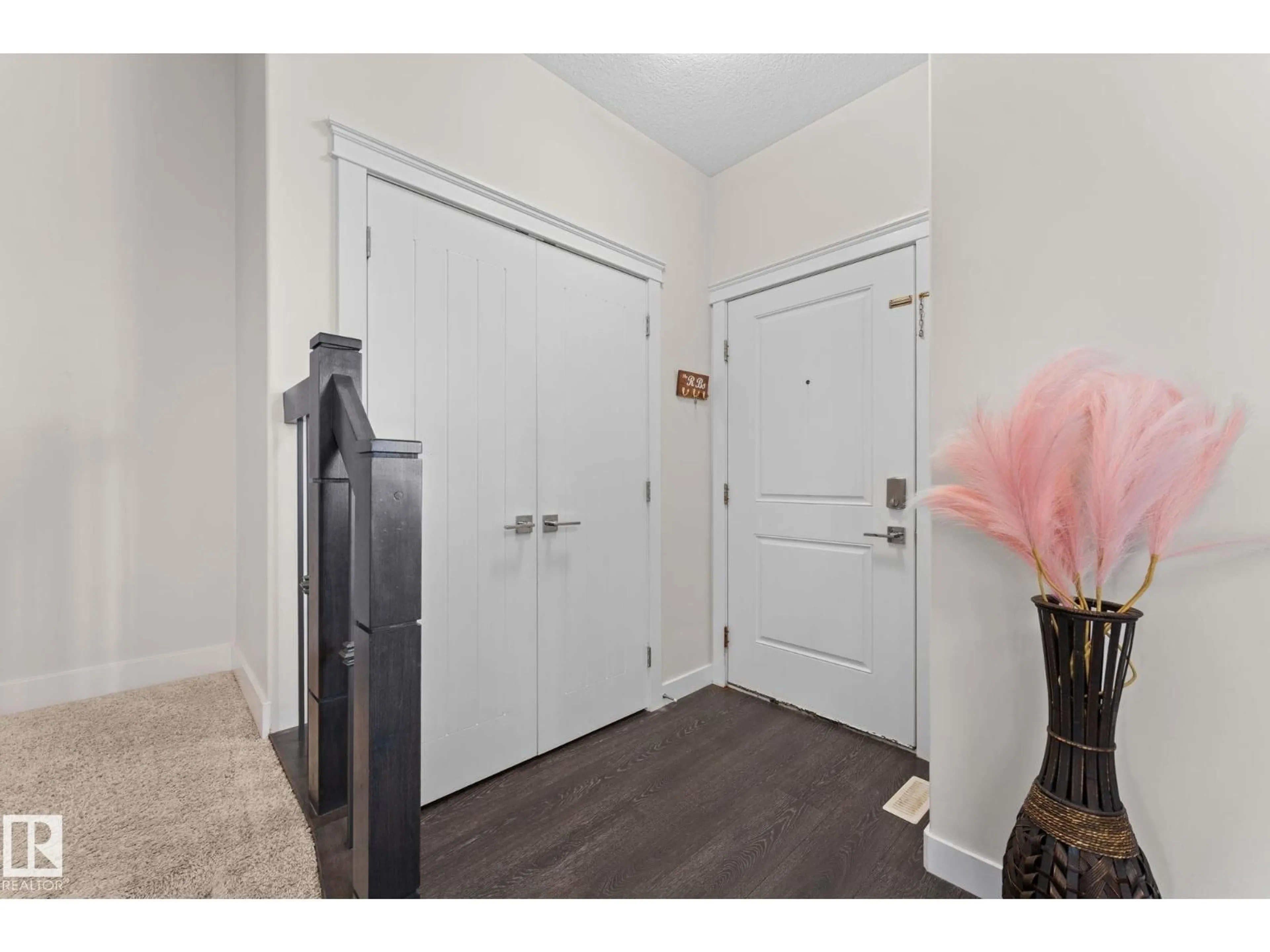 Indoor entryway for 6689 CARDINAL RD, Edmonton Alberta T6W2Y4