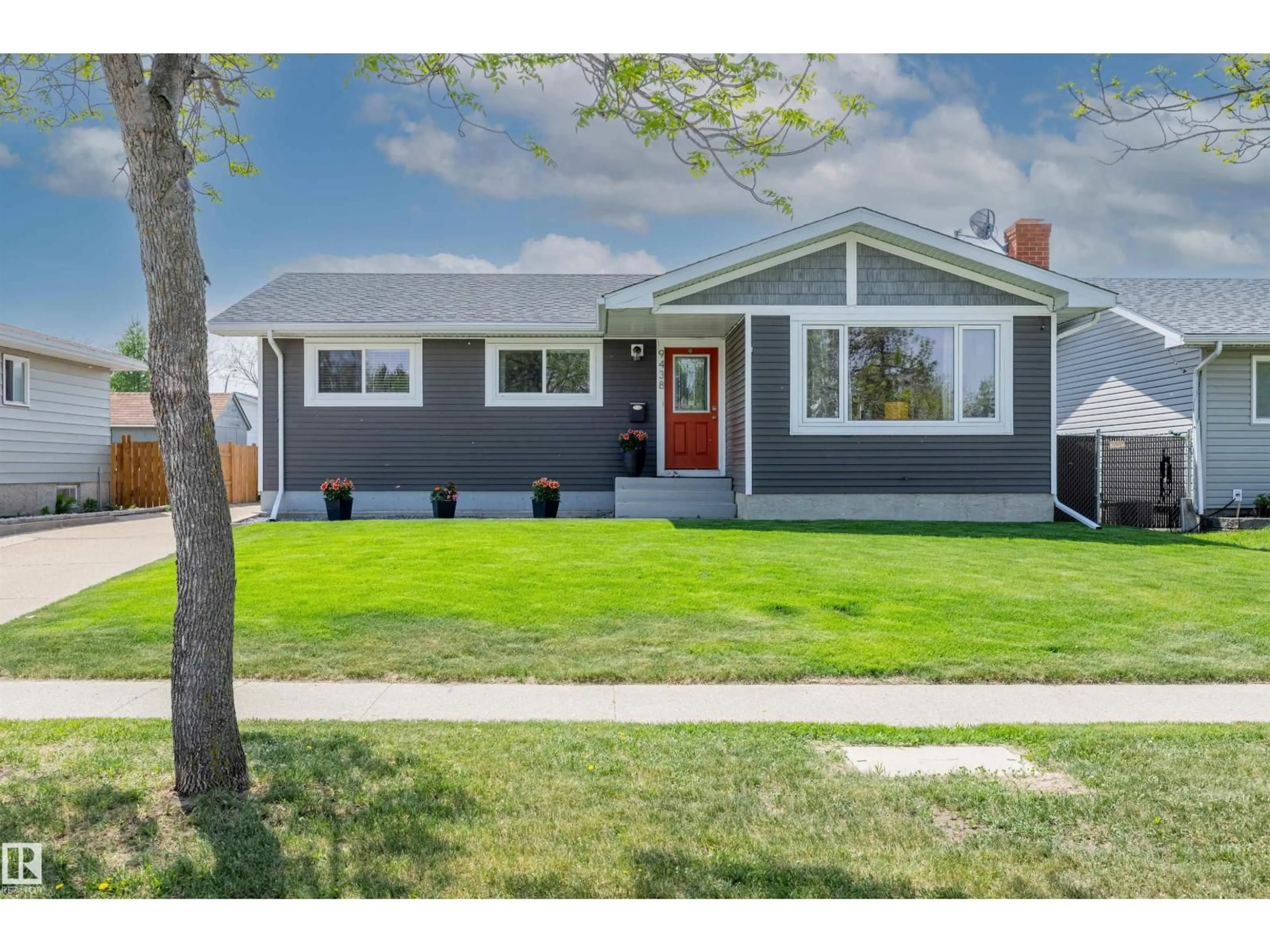 Home with vinyl exterior material, street for 9438 89 ST, Fort Saskatchewan Alberta T8L1J1
