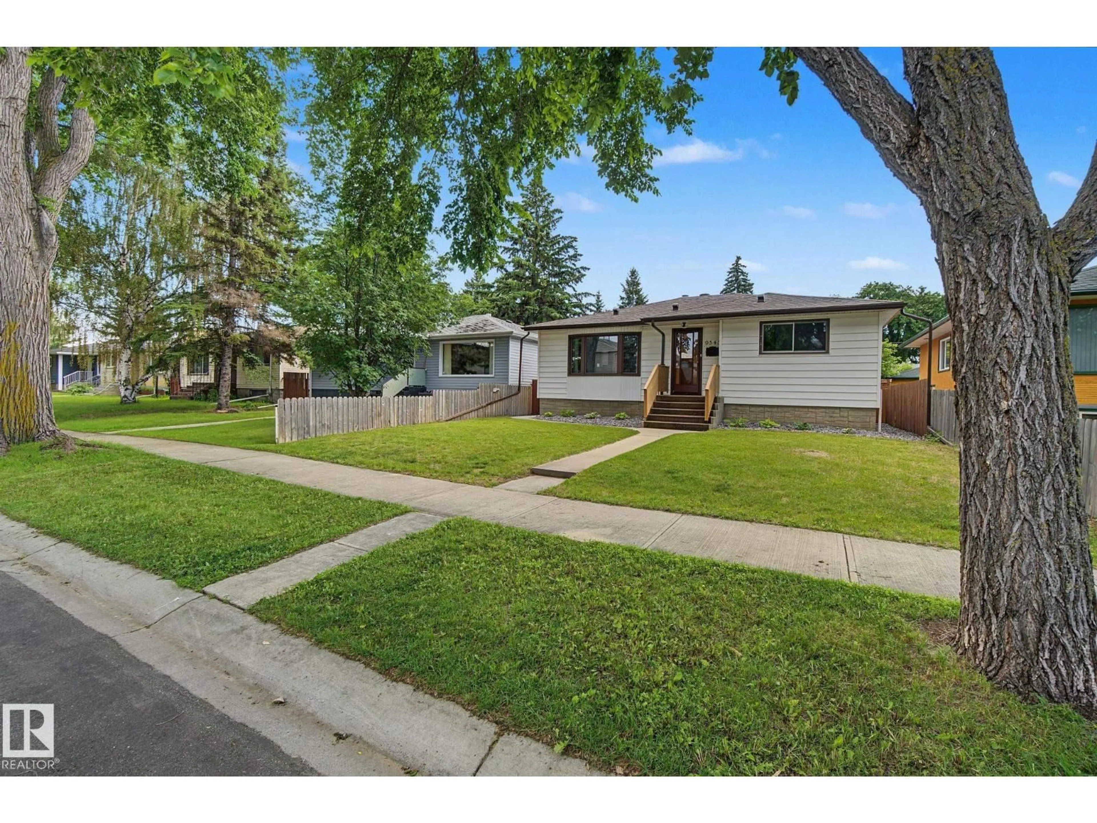 A pic from outside/outdoor area/front of a property/back of a property/a pic from drone, street for NW - 9545 65 AV, Edmonton Alberta T6E0K1
