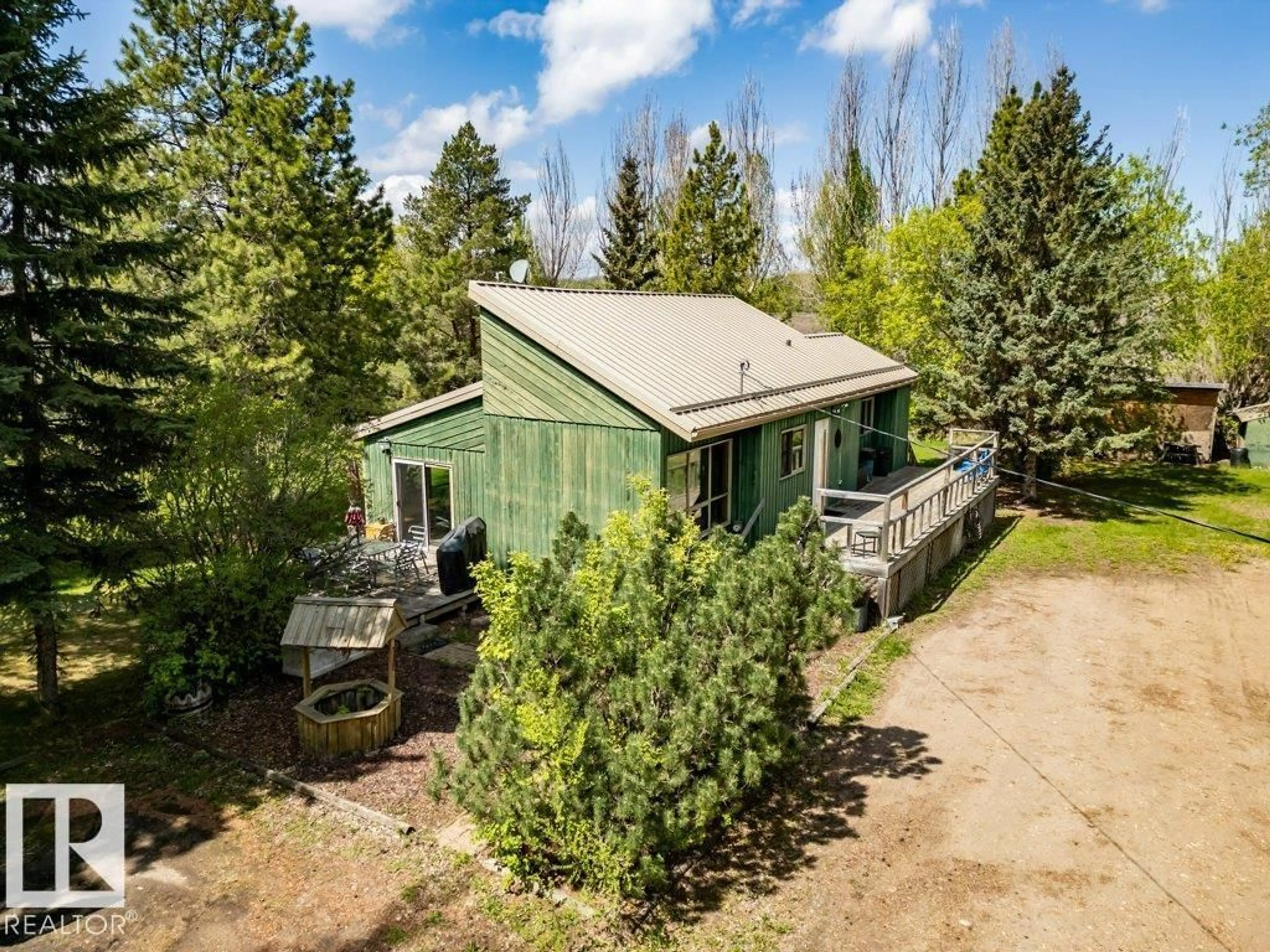 A pic from outside/outdoor area/front of a property/back of a property/a pic from drone, unknown for 55000 - 38 LAMOUREUX DR, Rural Sturgeon County Alberta T8L5A7