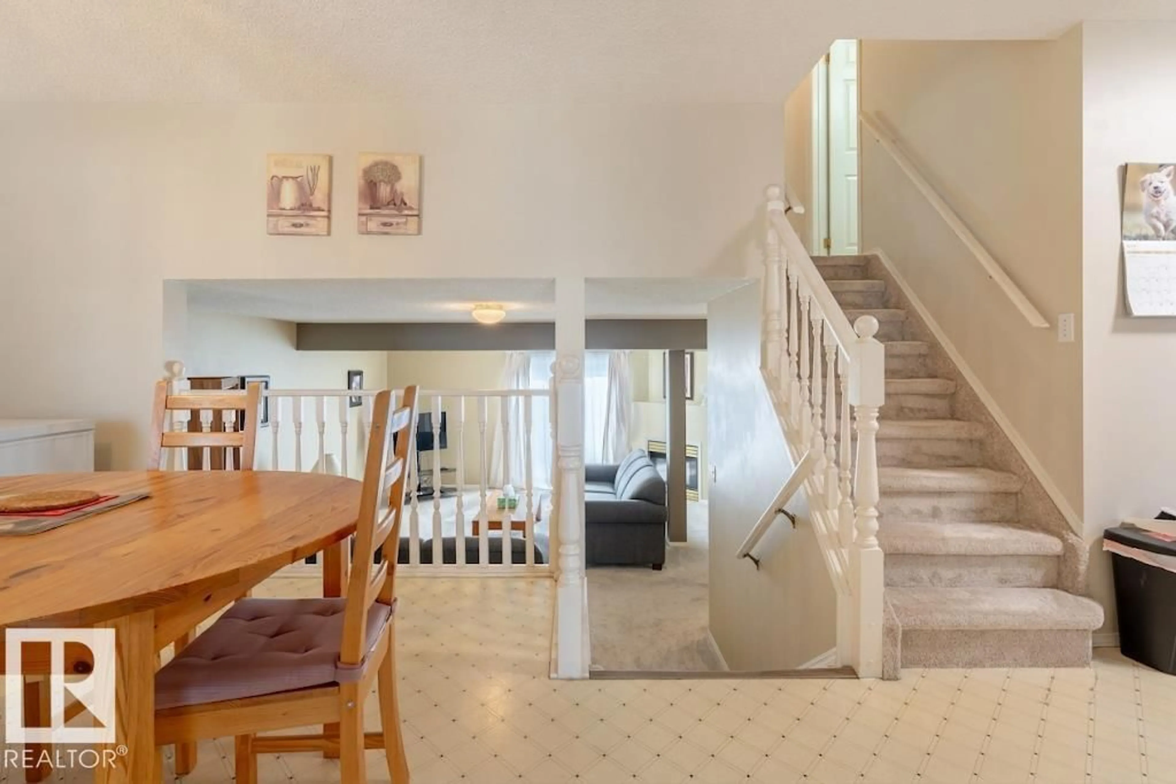 Indoor entryway for 48 3311 58 ST NW, Edmonton Alberta T6L6X3
