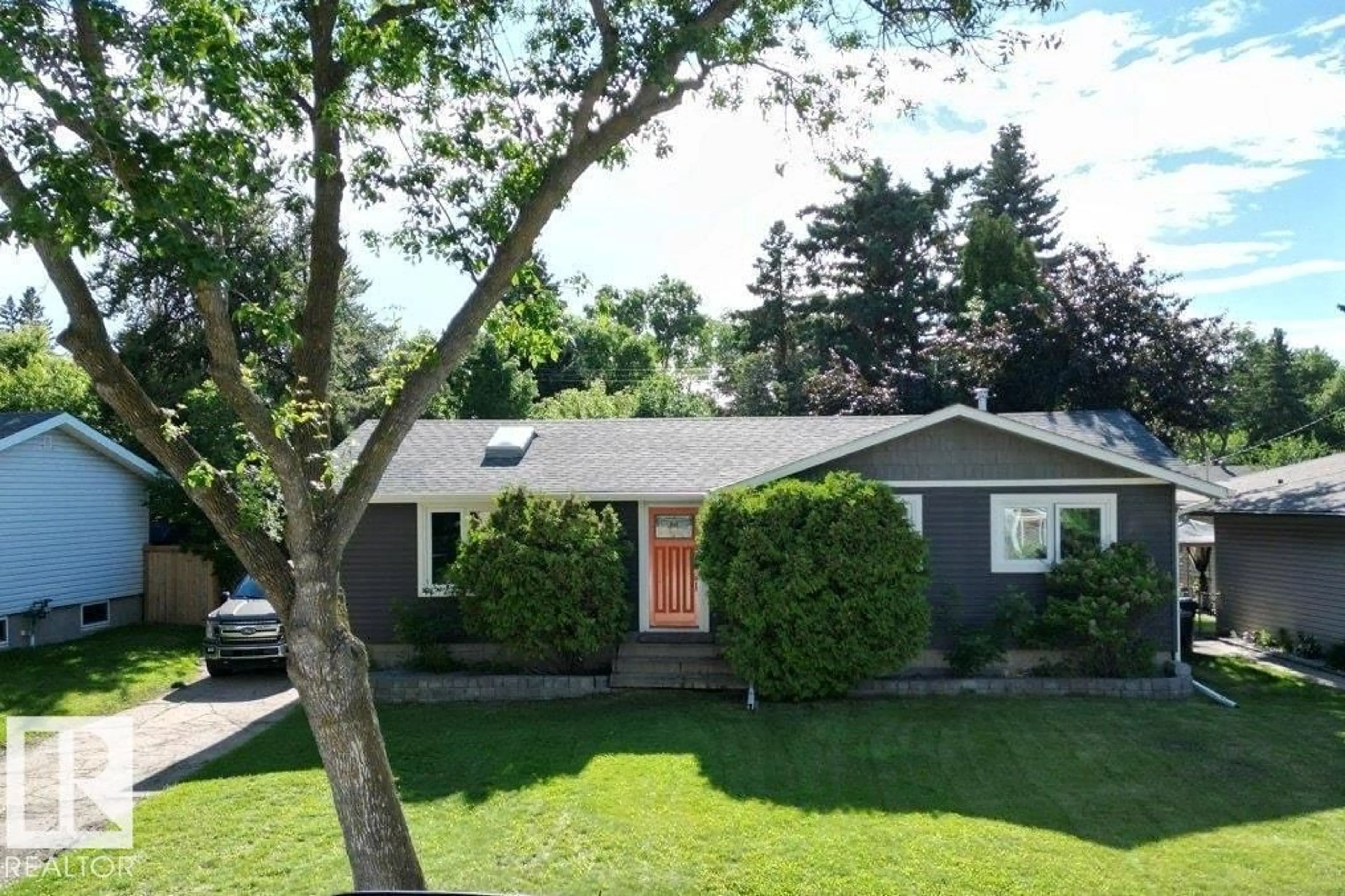 Home with vinyl exterior material, street for 924 CONIFER ST, Sherwood Park Alberta T8A1N5