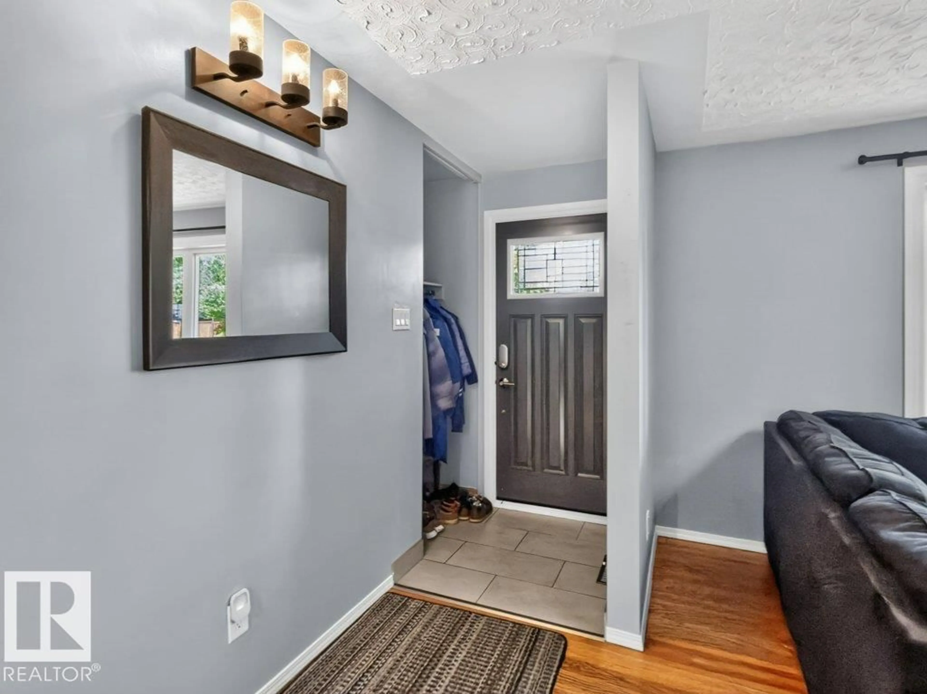 Indoor entryway for 924 CONIFER ST, Sherwood Park Alberta T8A1N5