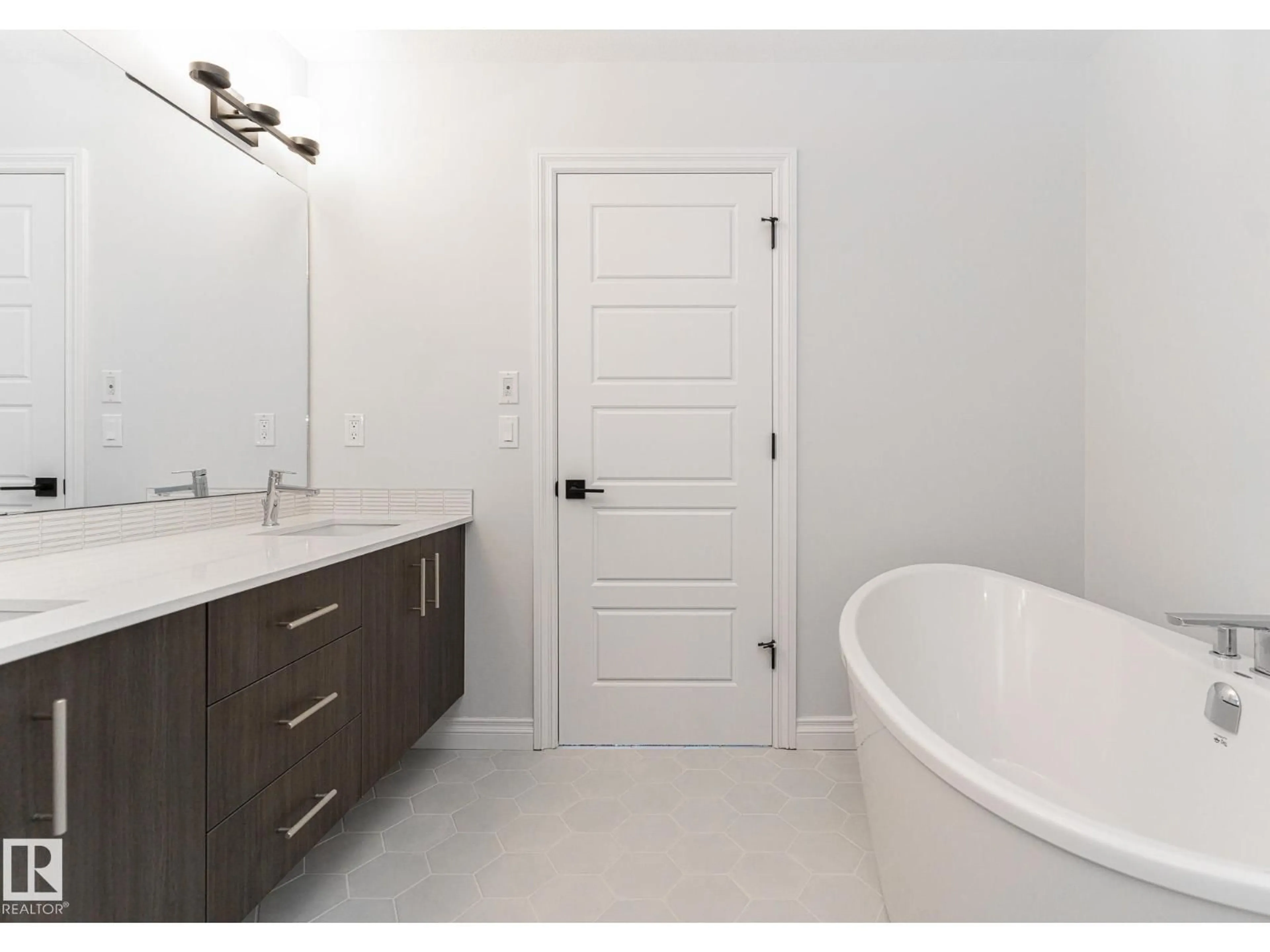 Contemporary bathroom, ceramic/tile floor for 911 18 AV, Edmonton Alberta T6T2X3