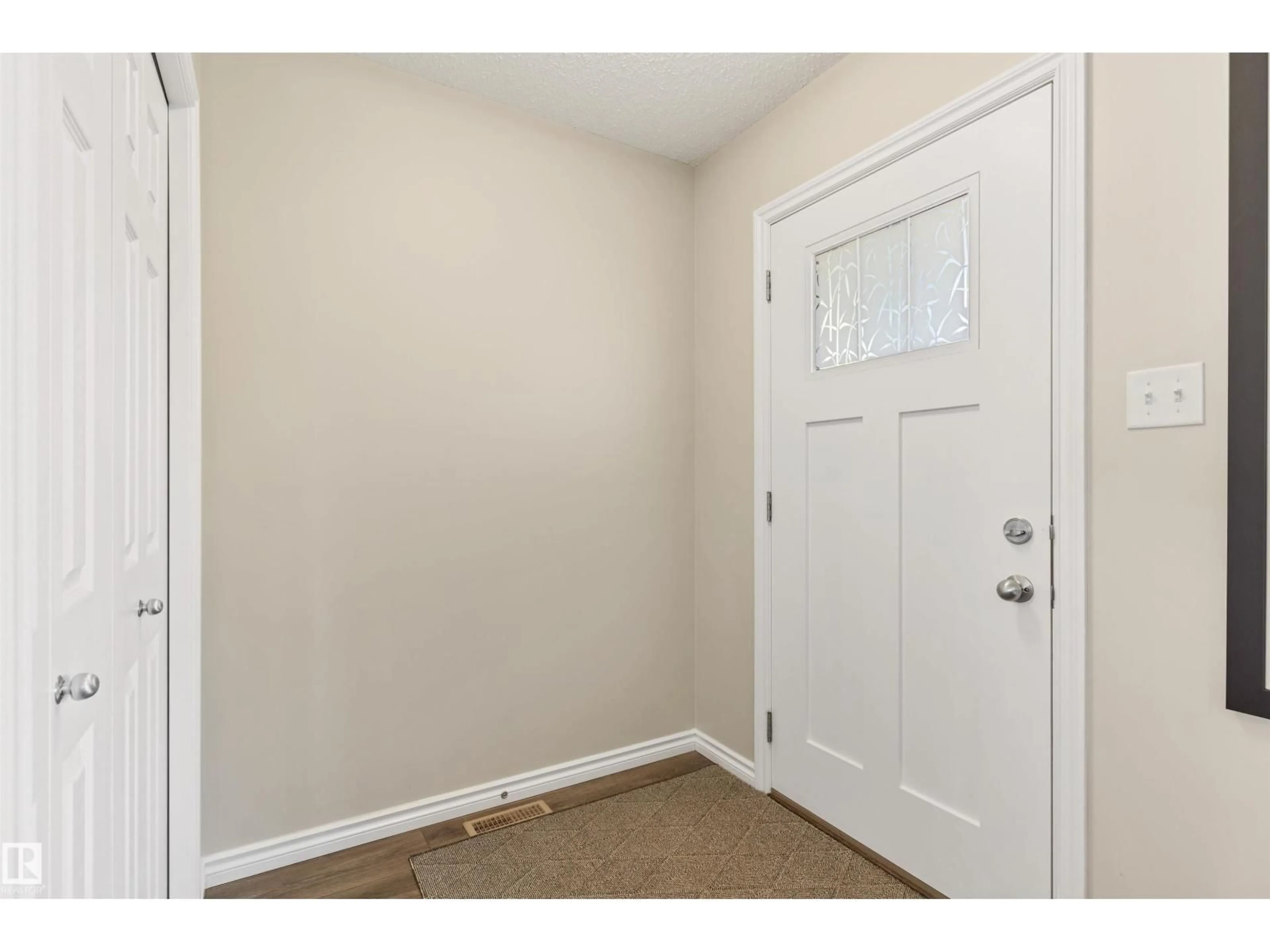 Indoor entryway for 3711 WEIDLE CR, Edmonton Alberta T6X2E2