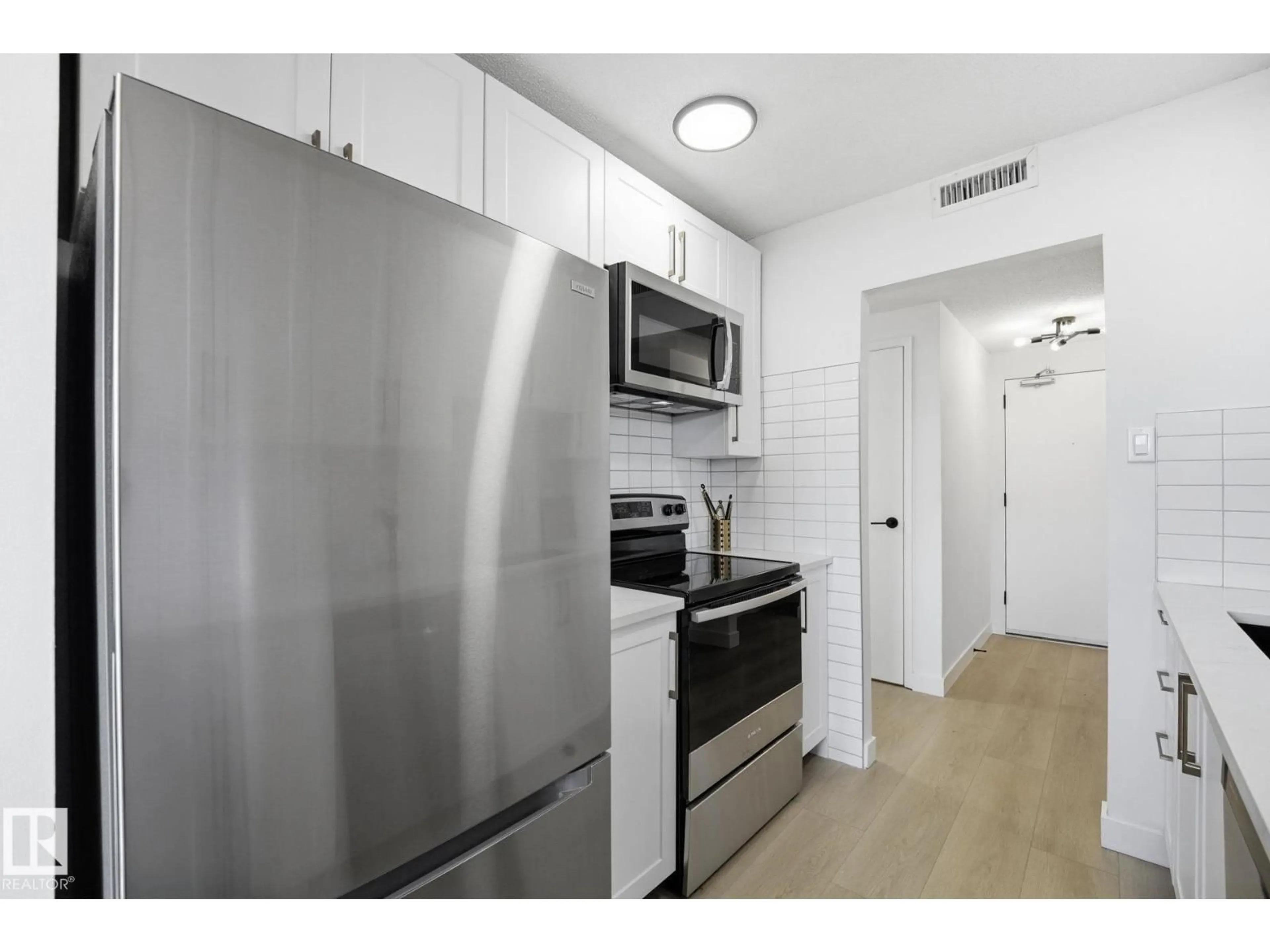 Standard kitchen, unknown for 1404 - 10160 115 ST NW, Edmonton Alberta T5K1T6
