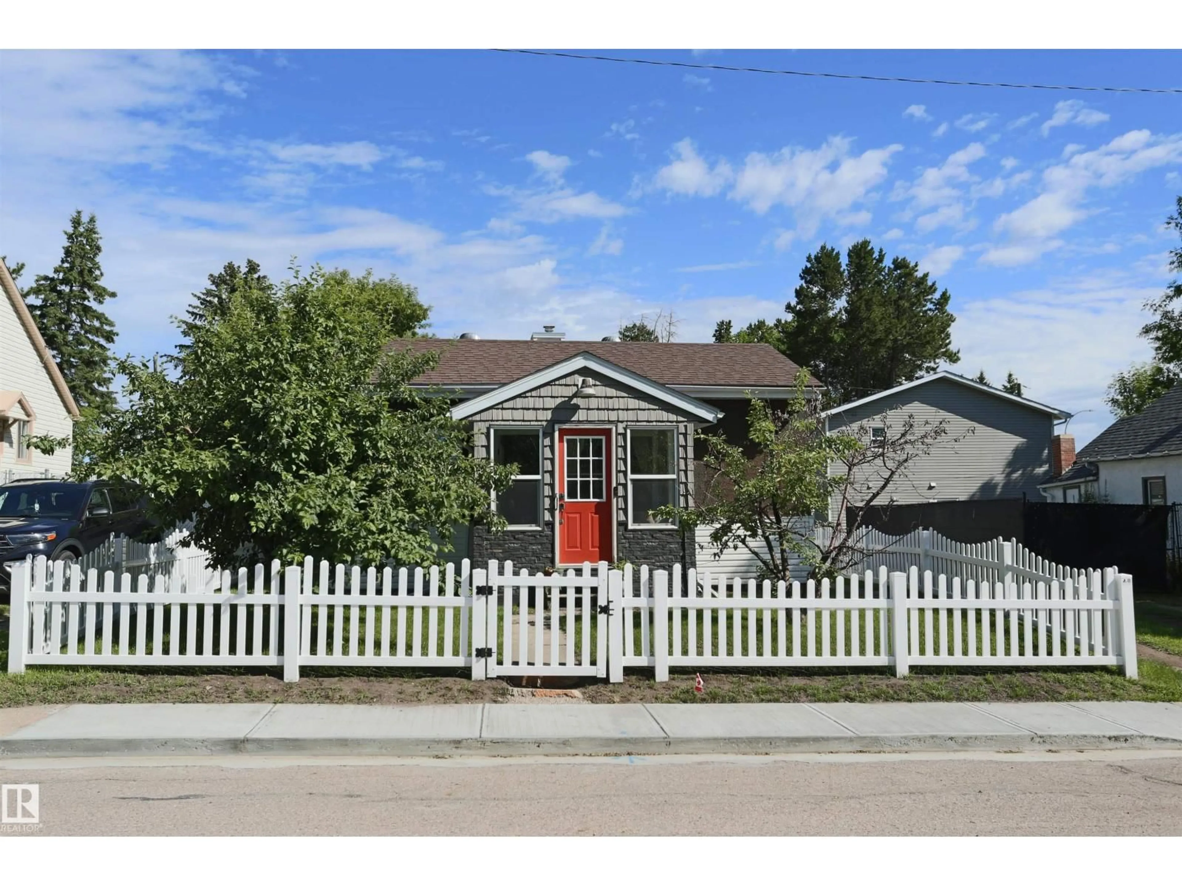 Home with vinyl exterior material, street for 4807 53 AV, Stony Plain Alberta T7Z1C5