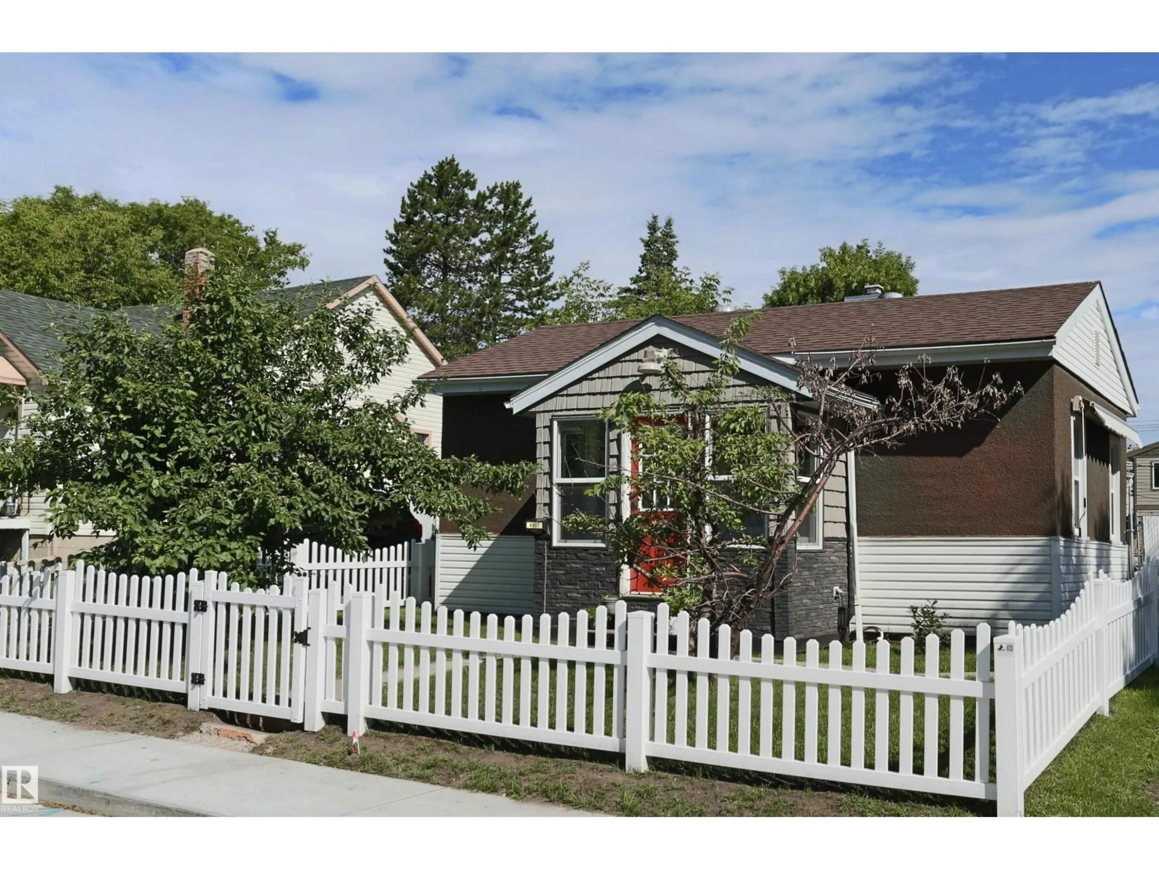 Home with vinyl exterior material, street for 4807 53 AV, Stony Plain Alberta T7Z1C5