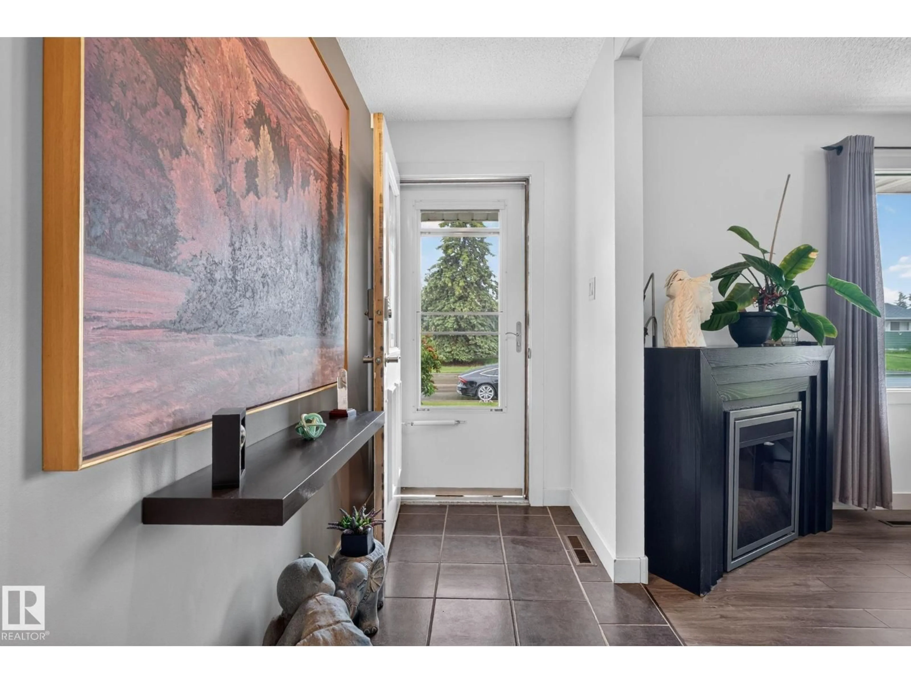 Indoor entryway for 7539 149A AV, Edmonton Alberta T5C2W8
