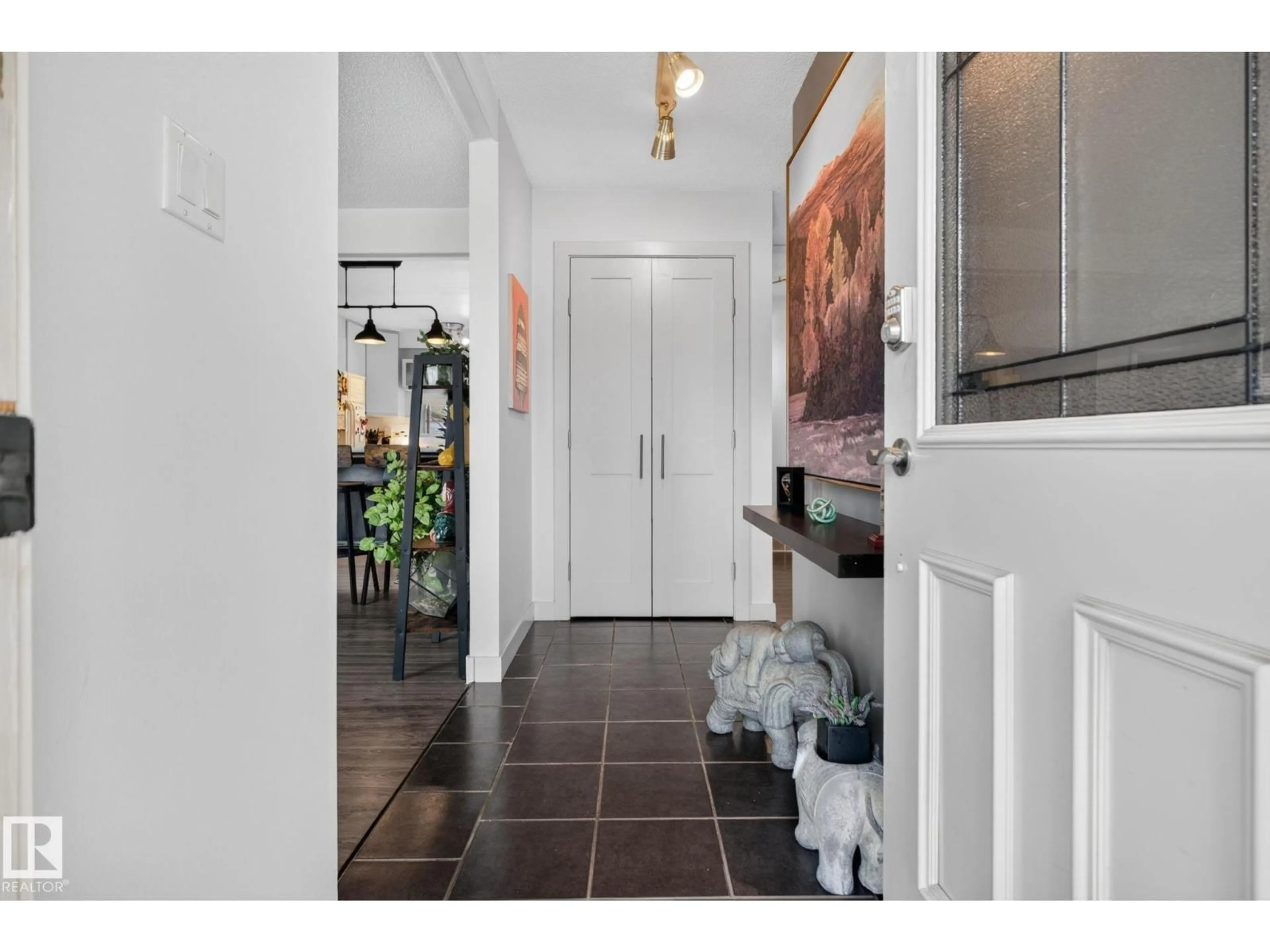 Indoor entryway for 7539 149A AV, Edmonton Alberta T5C2W8