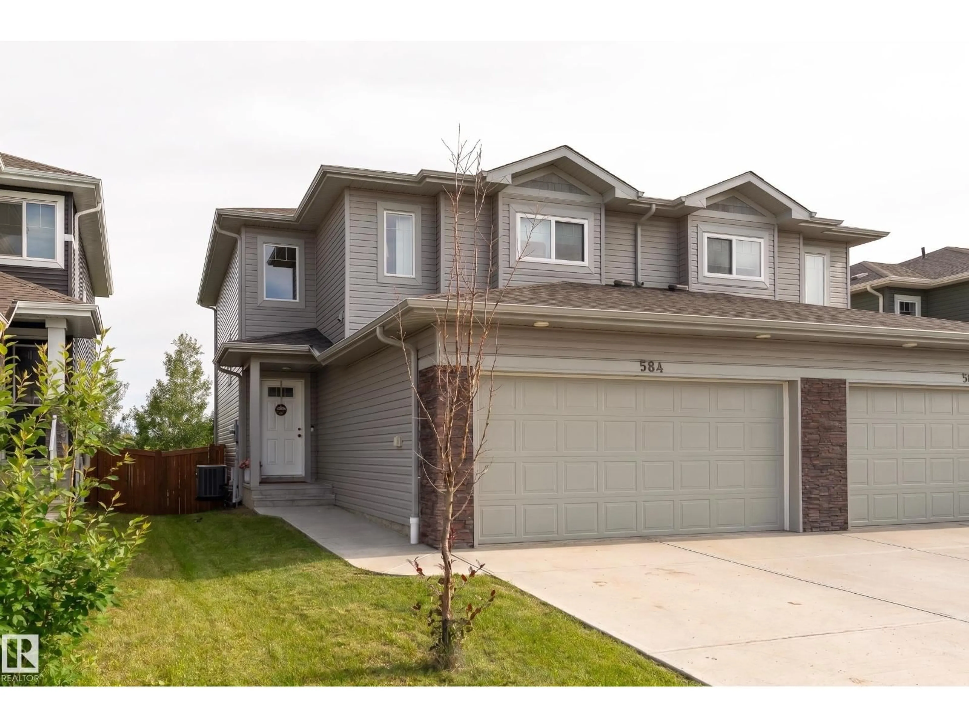 Home with vinyl exterior material, street for 584 MEADOWVIEW DR, Fort Saskatchewan Alberta T8L0X1