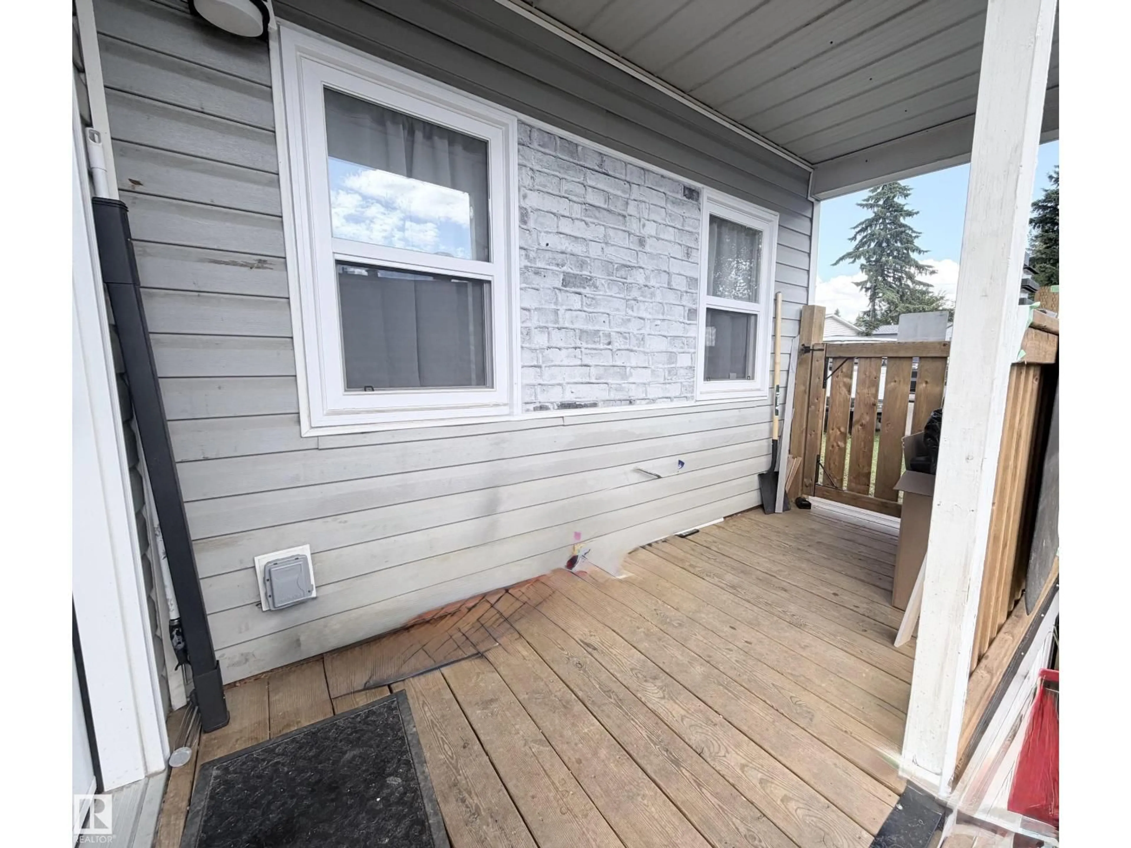 Patio, street for 2 ROUND ROAD, Edmonton Alberta T6P1B3