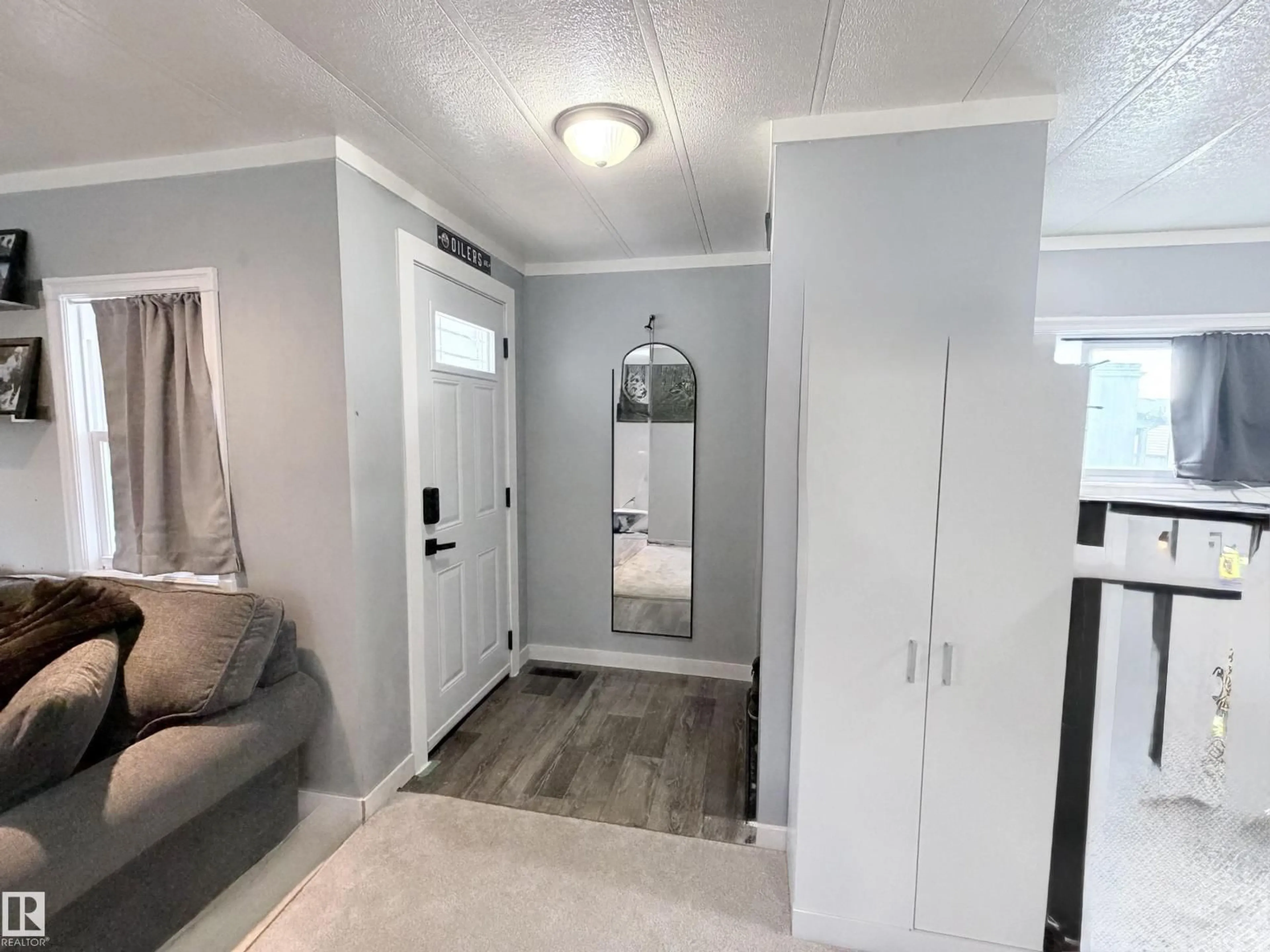 Indoor entryway for 2 ROUND ROAD, Edmonton Alberta T6P1B3