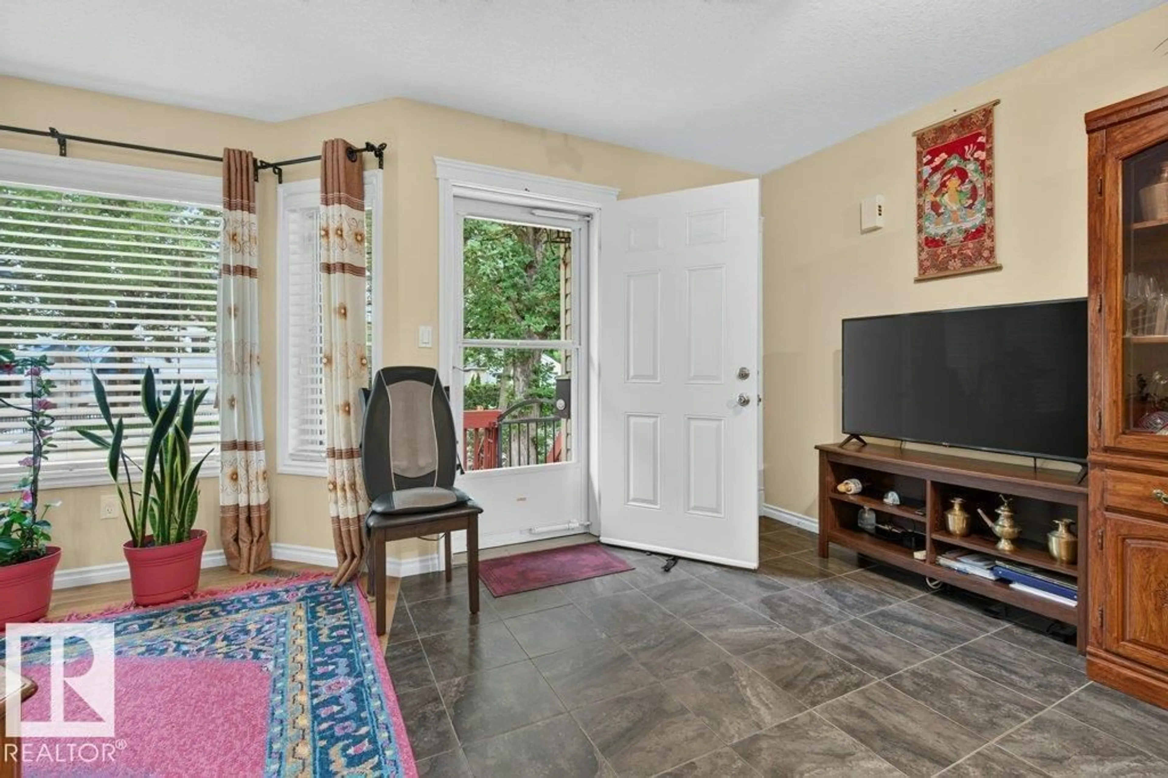 Indoor entryway for NW - 11330 101 ST, Edmonton Alberta T5G2A7