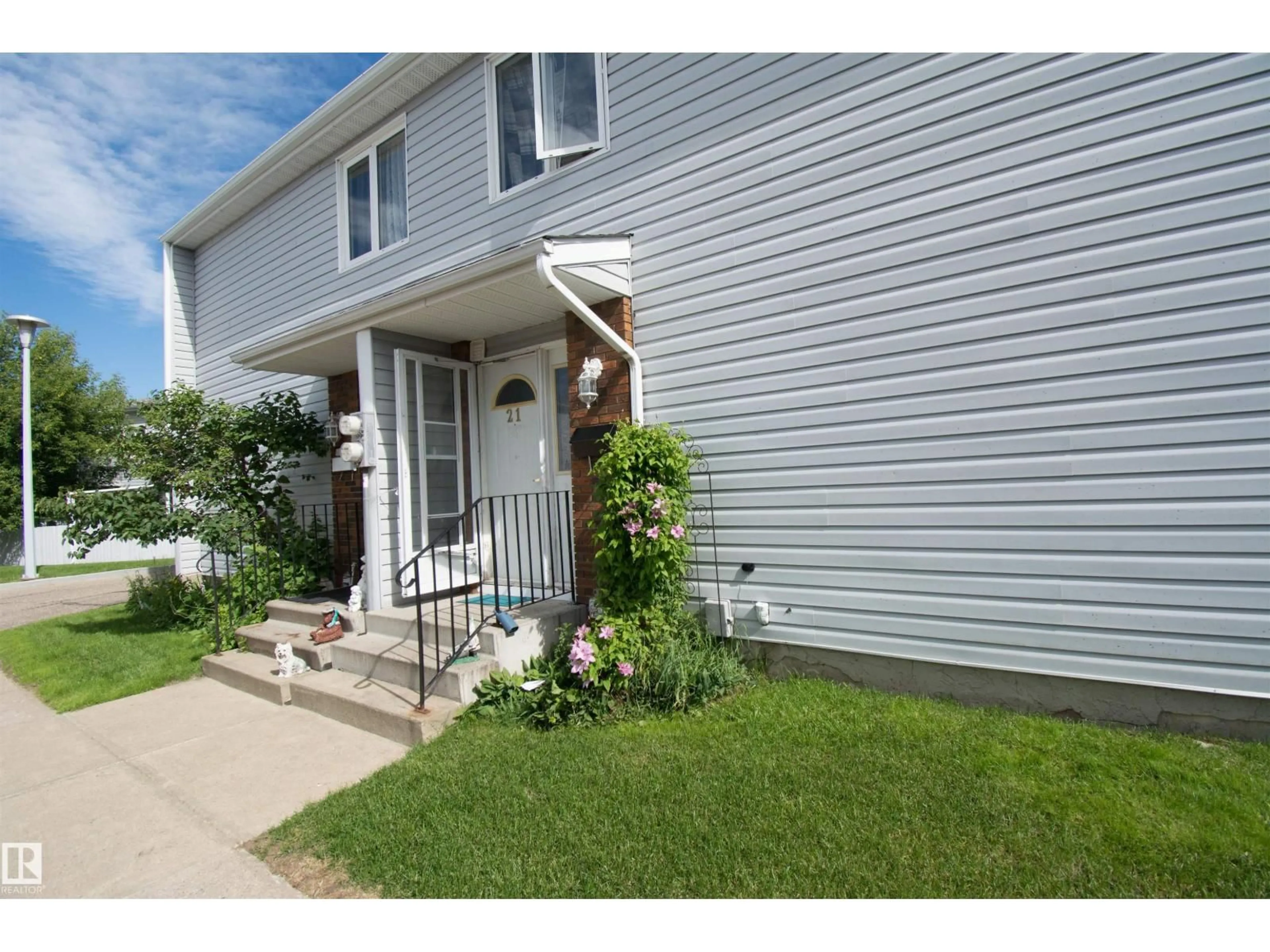 Home with vinyl exterior material, street for NW - 21 AMBERLY CO, Edmonton Alberta T6R3A3